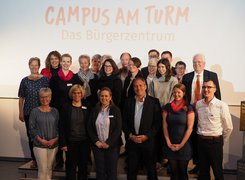 Das Bild zeigt Vertreter bei der Eröffnung