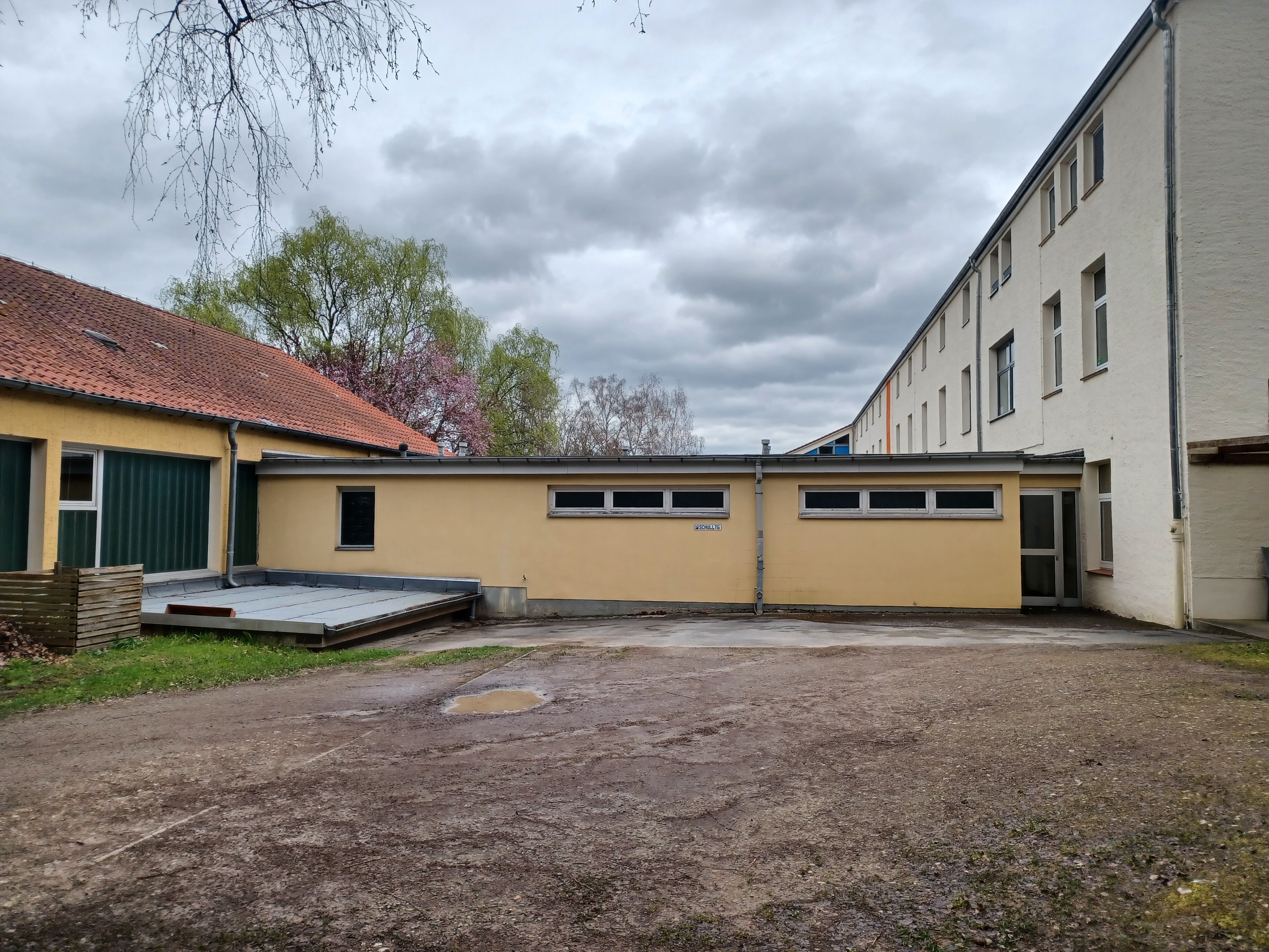 Quelle: Stadt Alfeld (Leine) Hochbauamt Man sieht eine alte Sporthalle von außen.