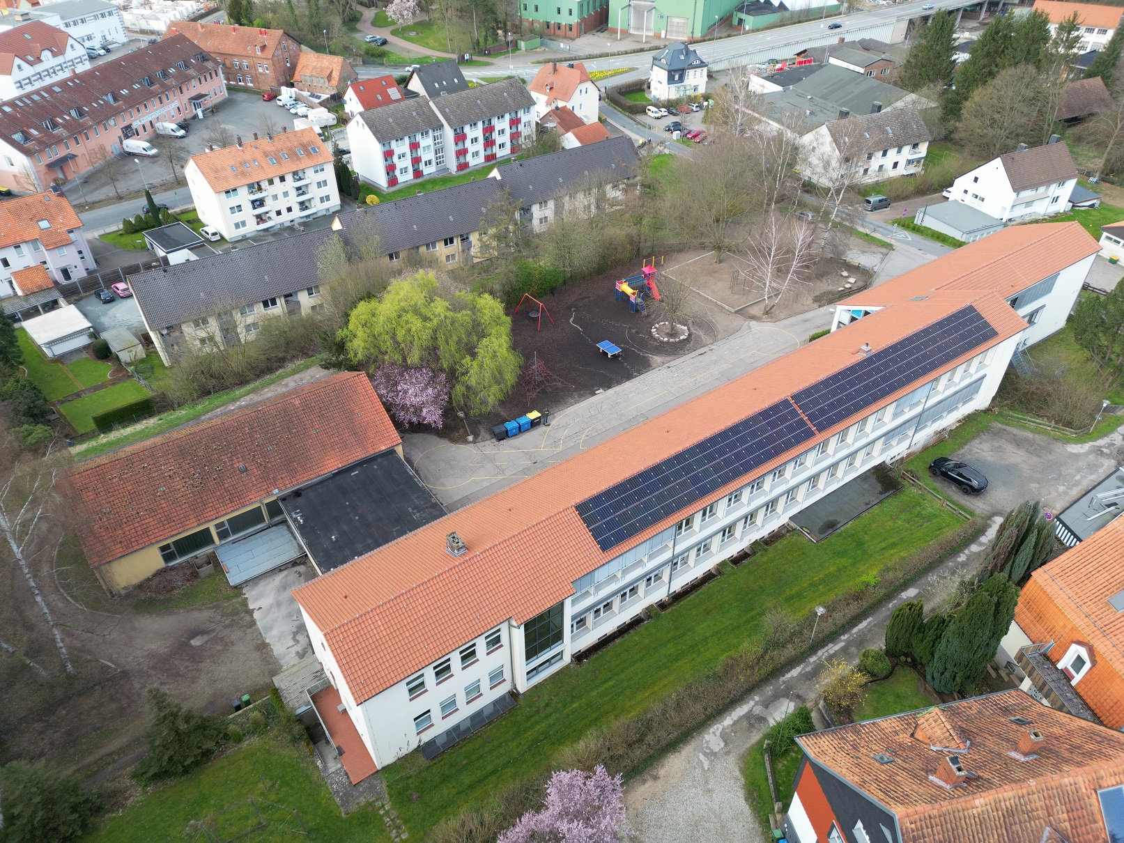Quelle: Stadt Alfeld (Leine) Hochbauamt Man sieht eine alte Sporthalle von außen.
