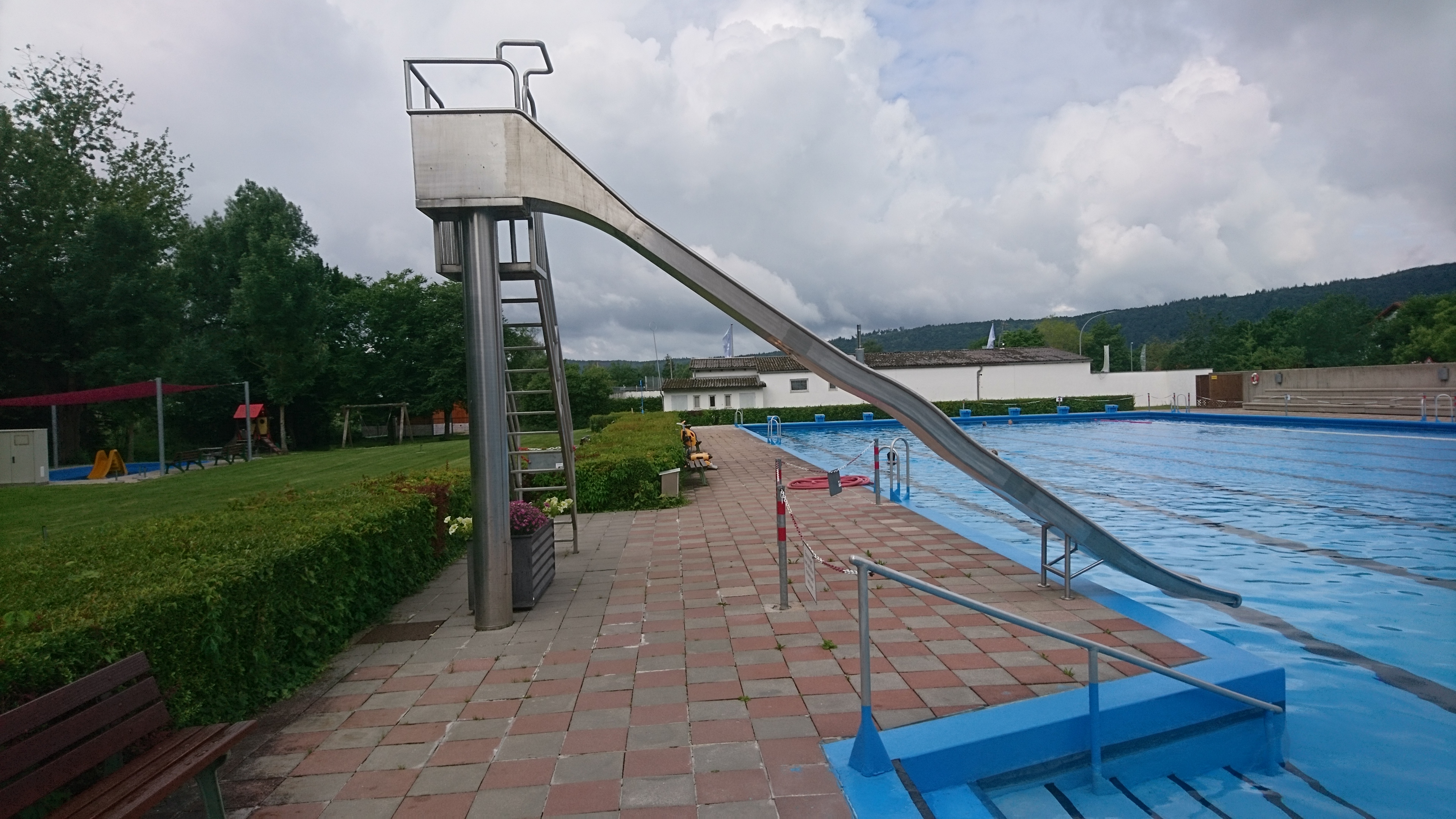 Stadt Beilngries Das Bild zeigt ein Außenbecken mit Rutsche in einem Freibad.