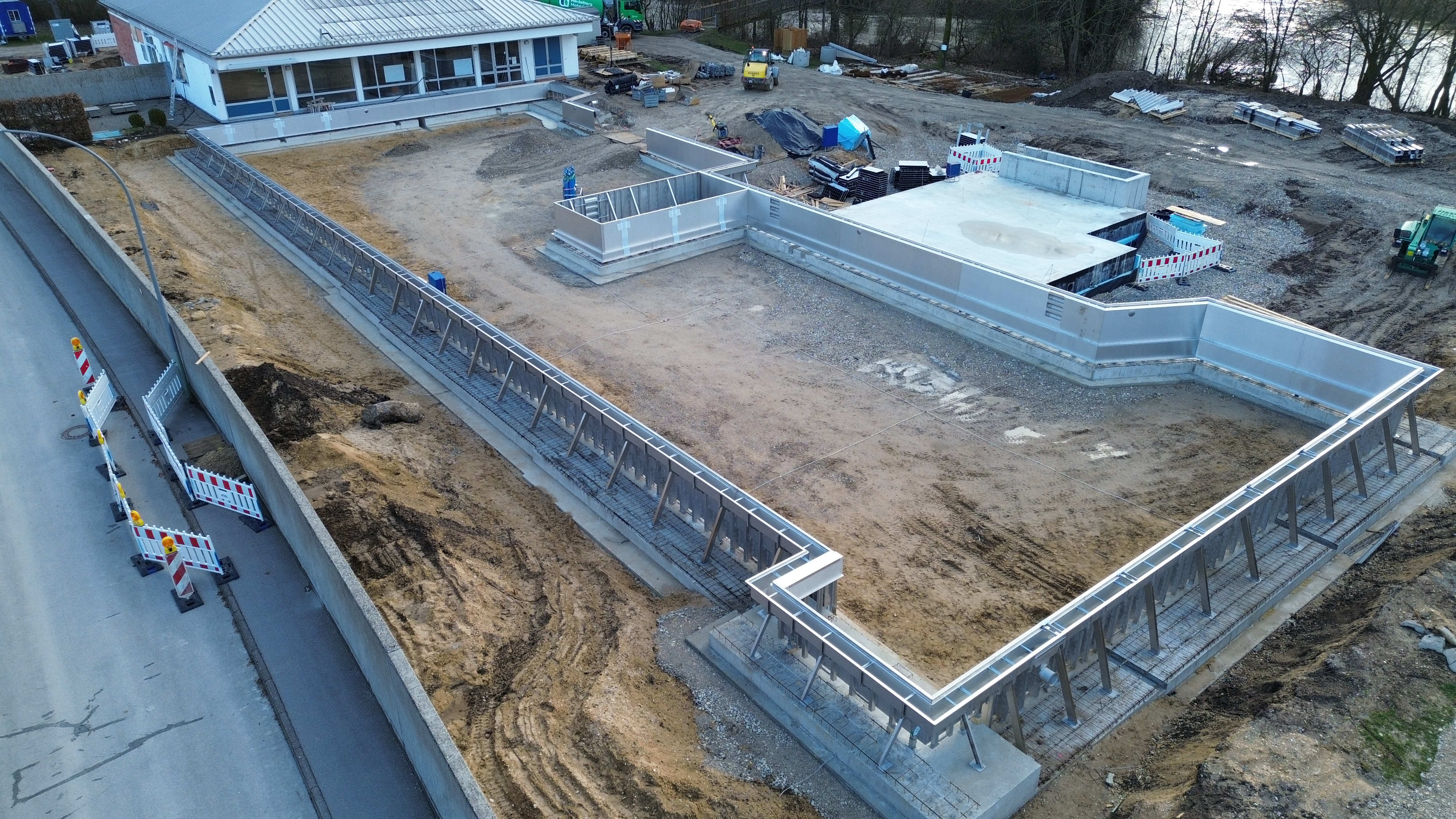 Stadt Beilngries Das Bild zeigt Bauarbeiten in einem Freibad.