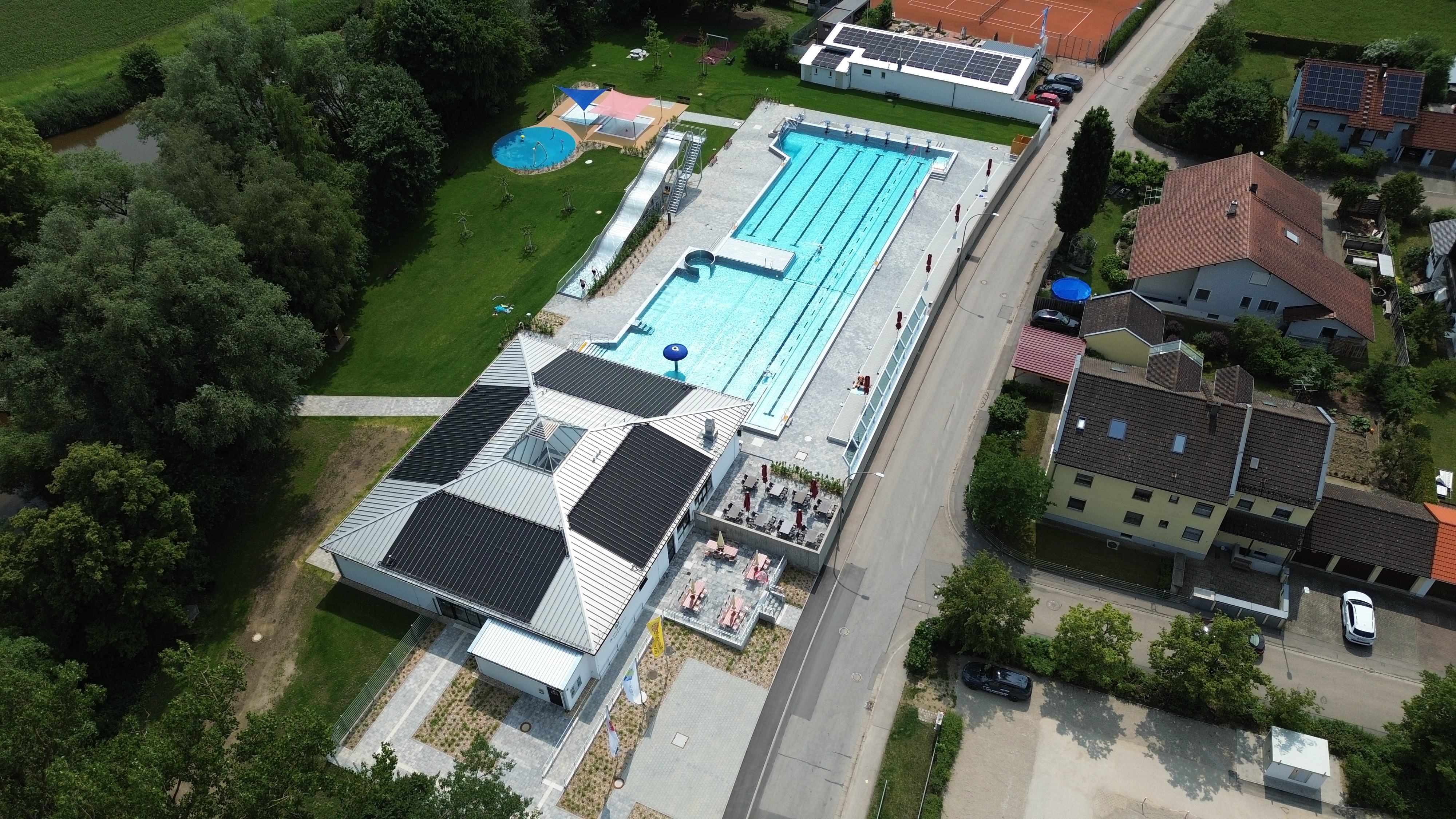 Stadt Beilngries Das Luftbild zeigt ein Freibad.