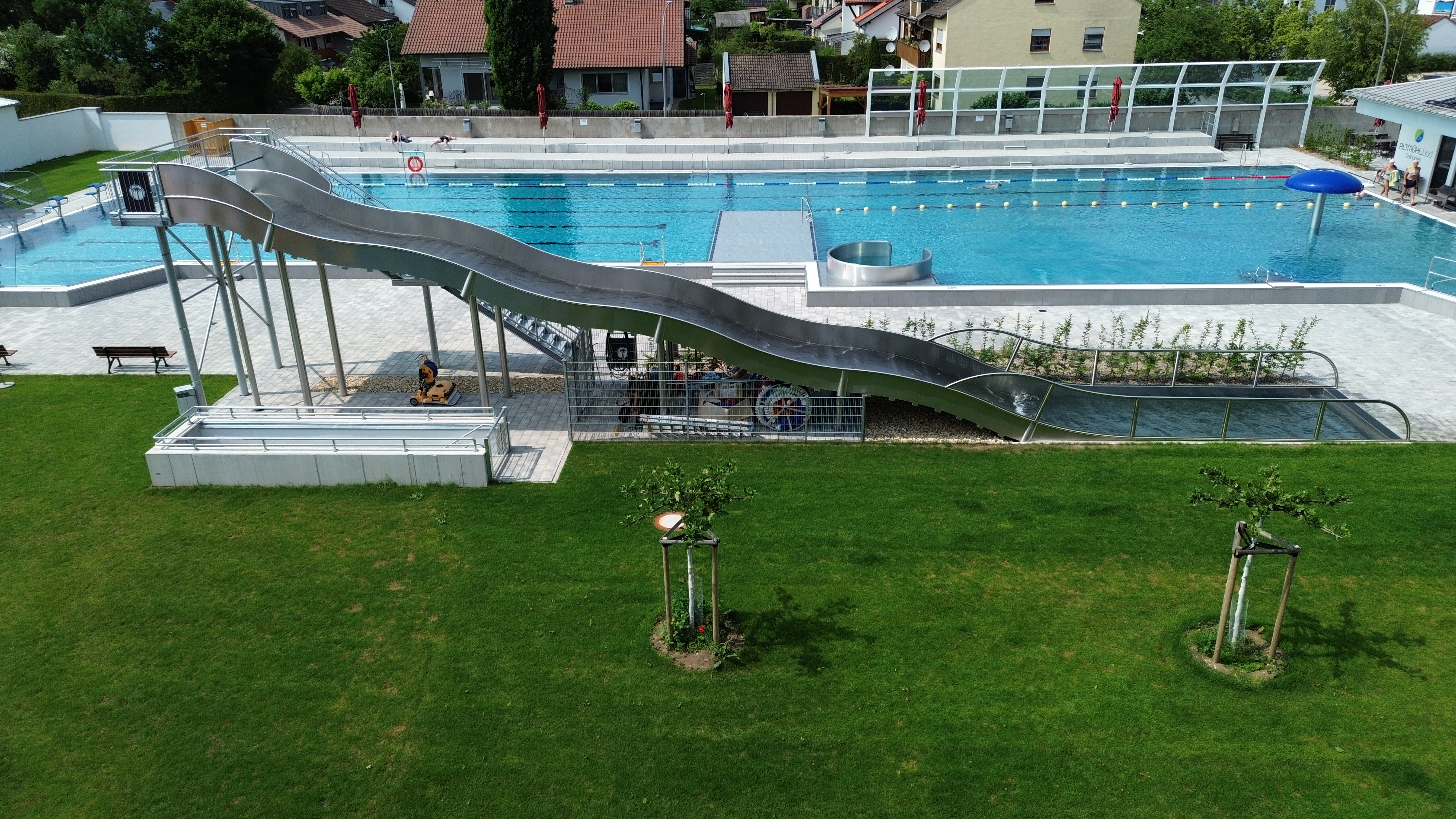 Stadt Beilngries Das Bild zeigt eine Rutsche und ein Schwimmbecken in eniem Freibad.