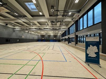 Das Bild zeigt das Innere einer Sport-/Turnhalle
