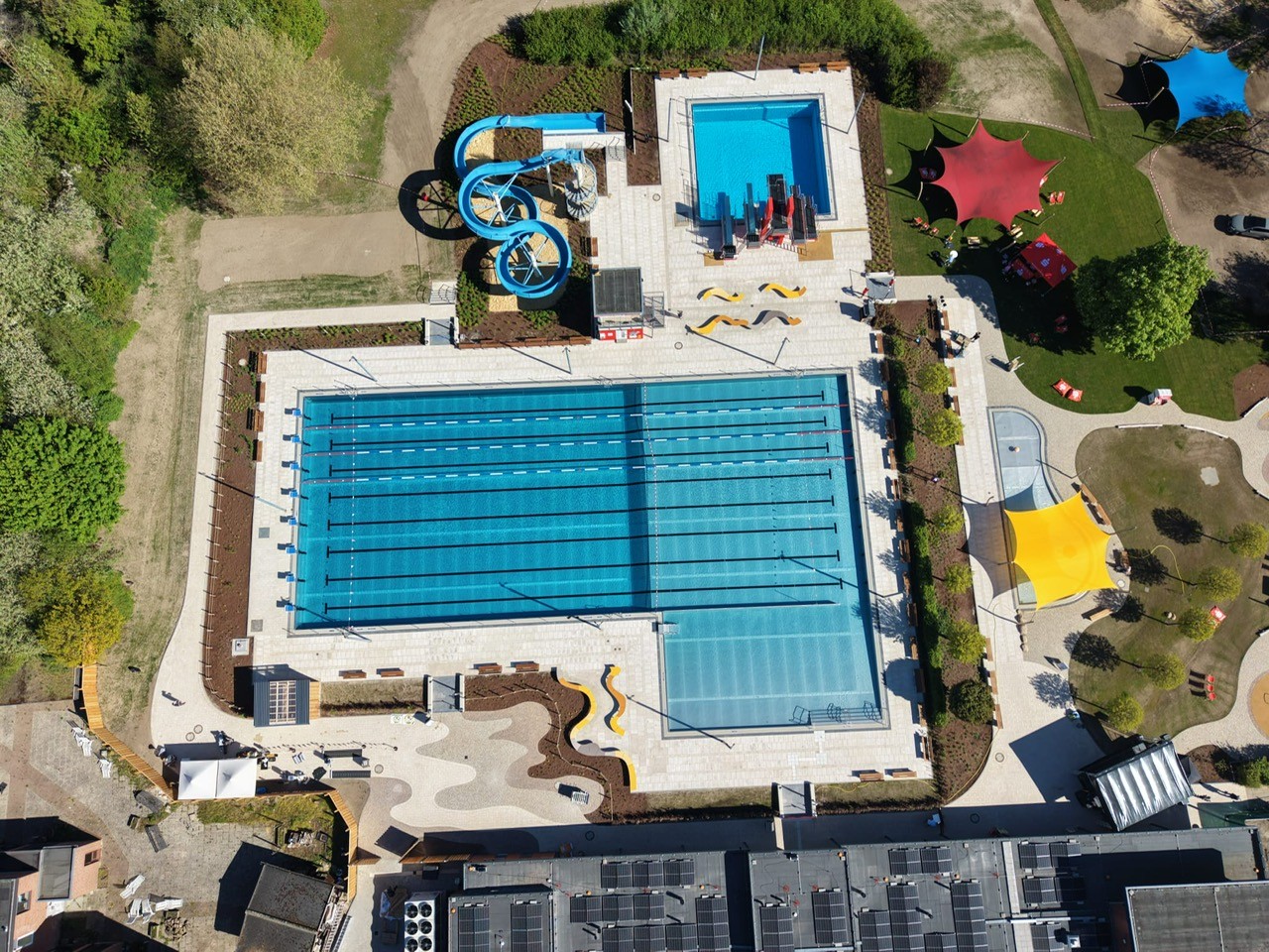 Gemeinde Adendorf Das Bild zeigt das fertige Freibad aus der Vogelperspektive.