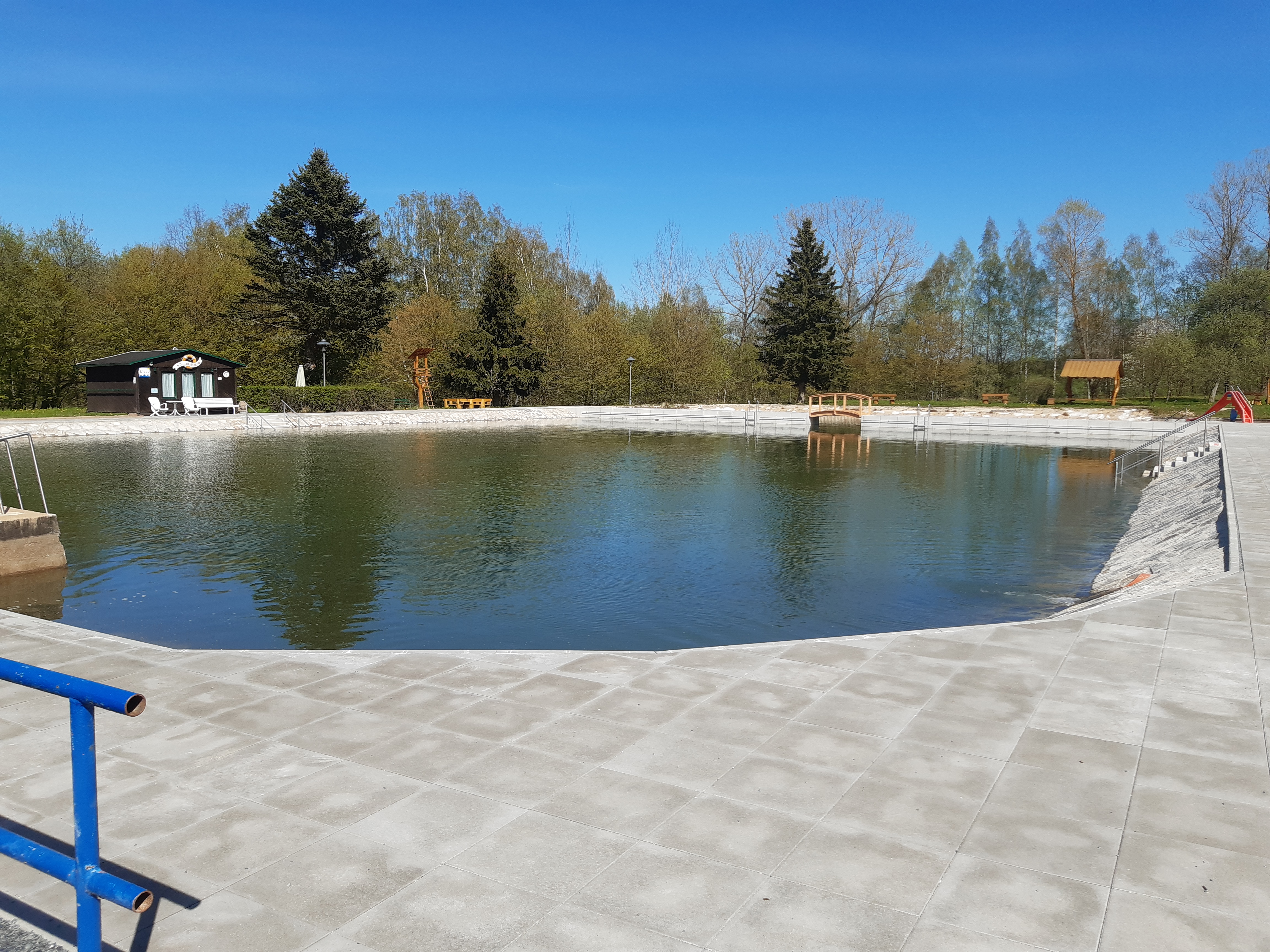 Kerstin Weber/Gemeinde Bad Brambach Das Bild zeigt das sanierte Freibadbecken.