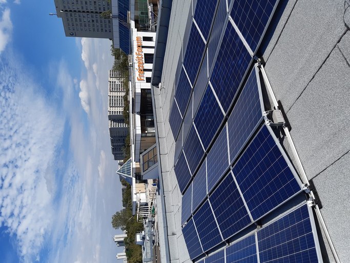 Das Bild zeigt Photovoltaik-Anlagen auf einem Dach, im Hintergrund ist Freizeitforum zu lesen.
