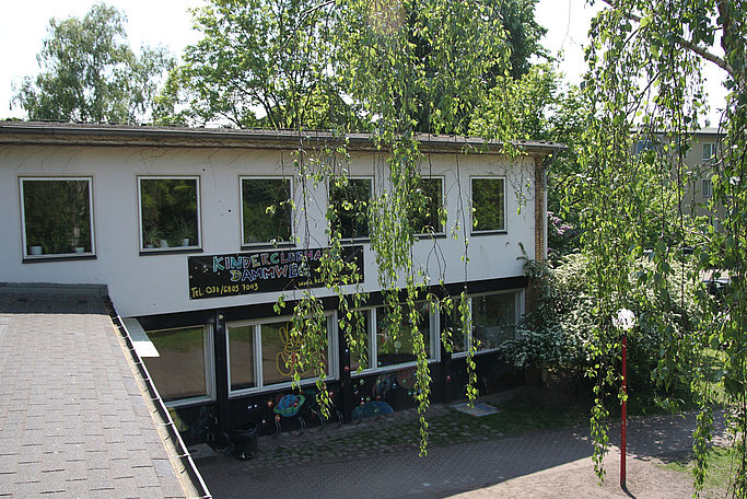 Das Bild zeigt ein Gebäude mit einem Schild, das die Aufschrift Kinderclubhaus Dammweg trägt.