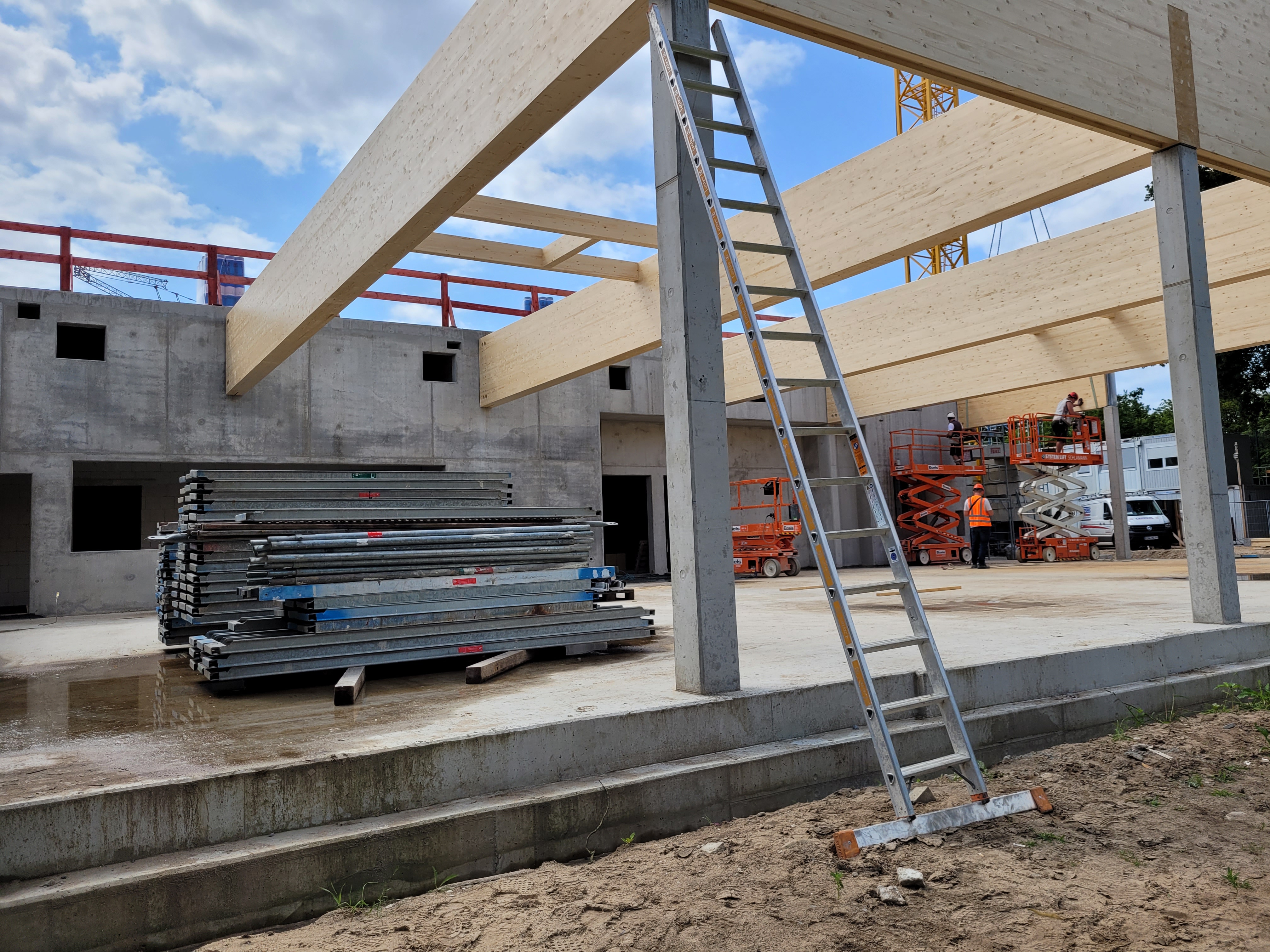 Rohbau mit Baumaterialien 