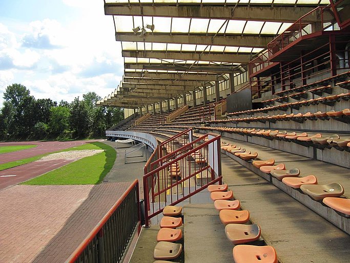 Das Bild zeigt die Zuschauertribüne des Stadions mit Sitzplätzen.