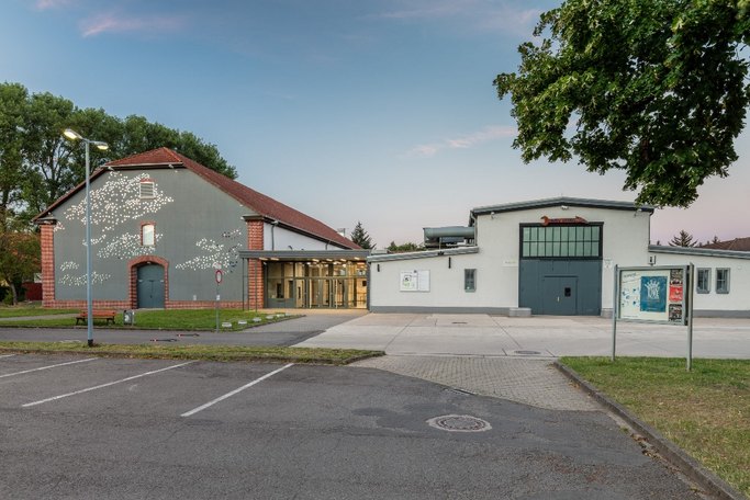 Das Bild zeigt eine Industriehalle.