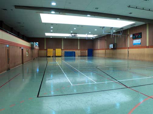 Das Bild zeigt den Innenraum einer Sporthalle.