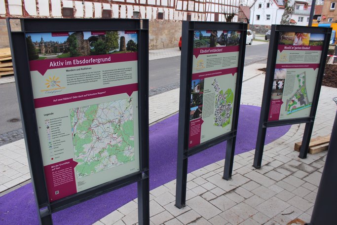 Das Bild zeigt mehrere Infotafeln mit unterschiedlichen Inhalten zur Gemeinde Ebsdorfergrund.
