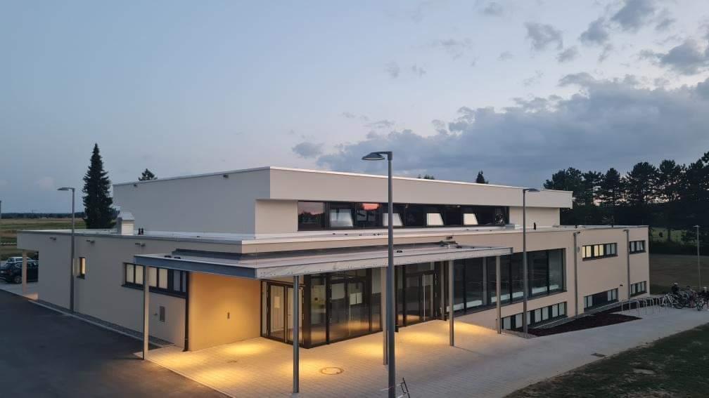 Gemeinde Fluorn-Winzeln Das Bild zeigt das fertige Gebäude von außen.