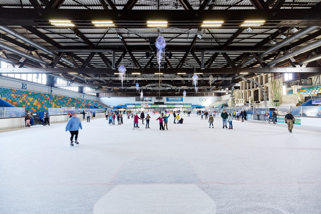 Das Bild zeigt das Innere einer Eissporthalle.