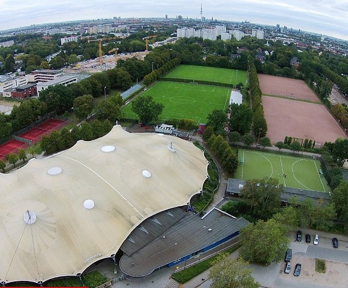 Das Bild zeigt das Sanierungsprojekt aus der Luft. Es zeigt den Sportpark inklusive Stadtion und Sportplätze.