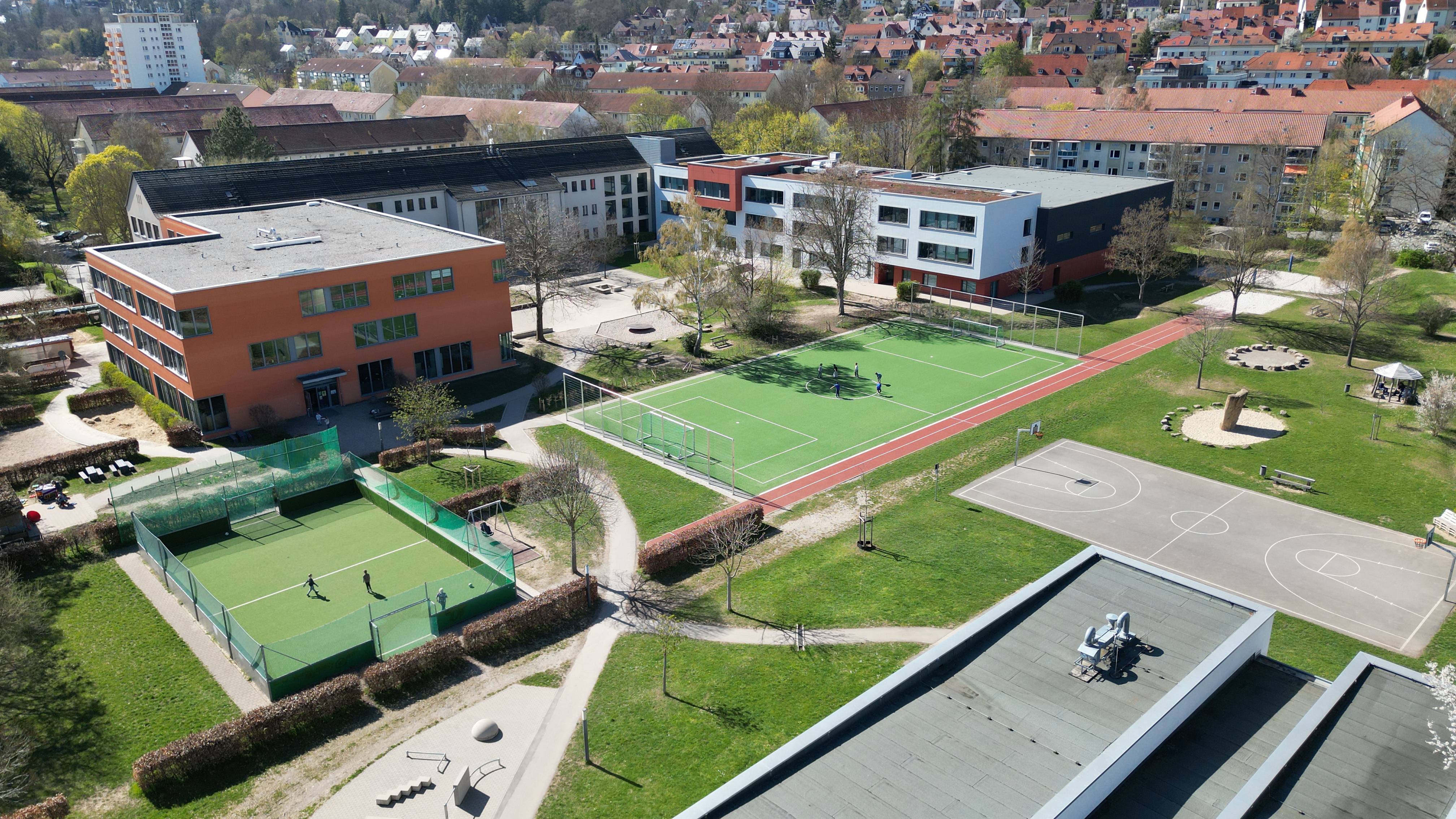 Kommunale Immobilien Jena Das Bild zeigt den fertigen Kunstrasenplatz aus der Vogelperspektive.