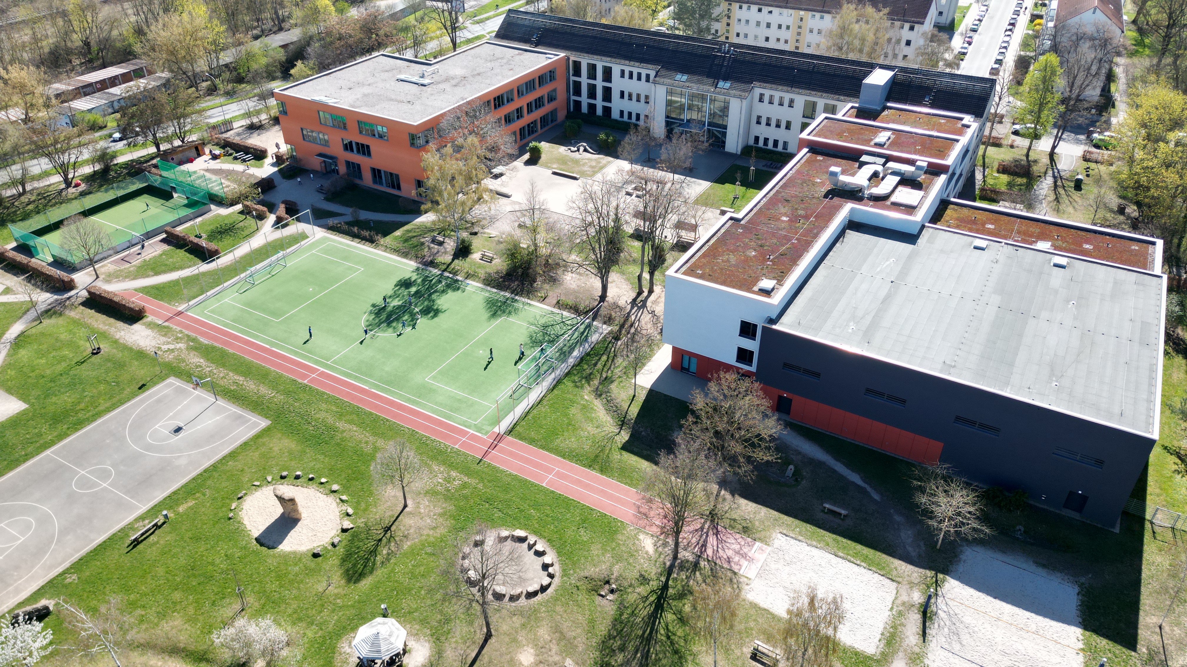 Kommunale Immobilien Jena Das Bild zeigt den fertigen Kunstrasenplatz aus der Vogelperspektive.