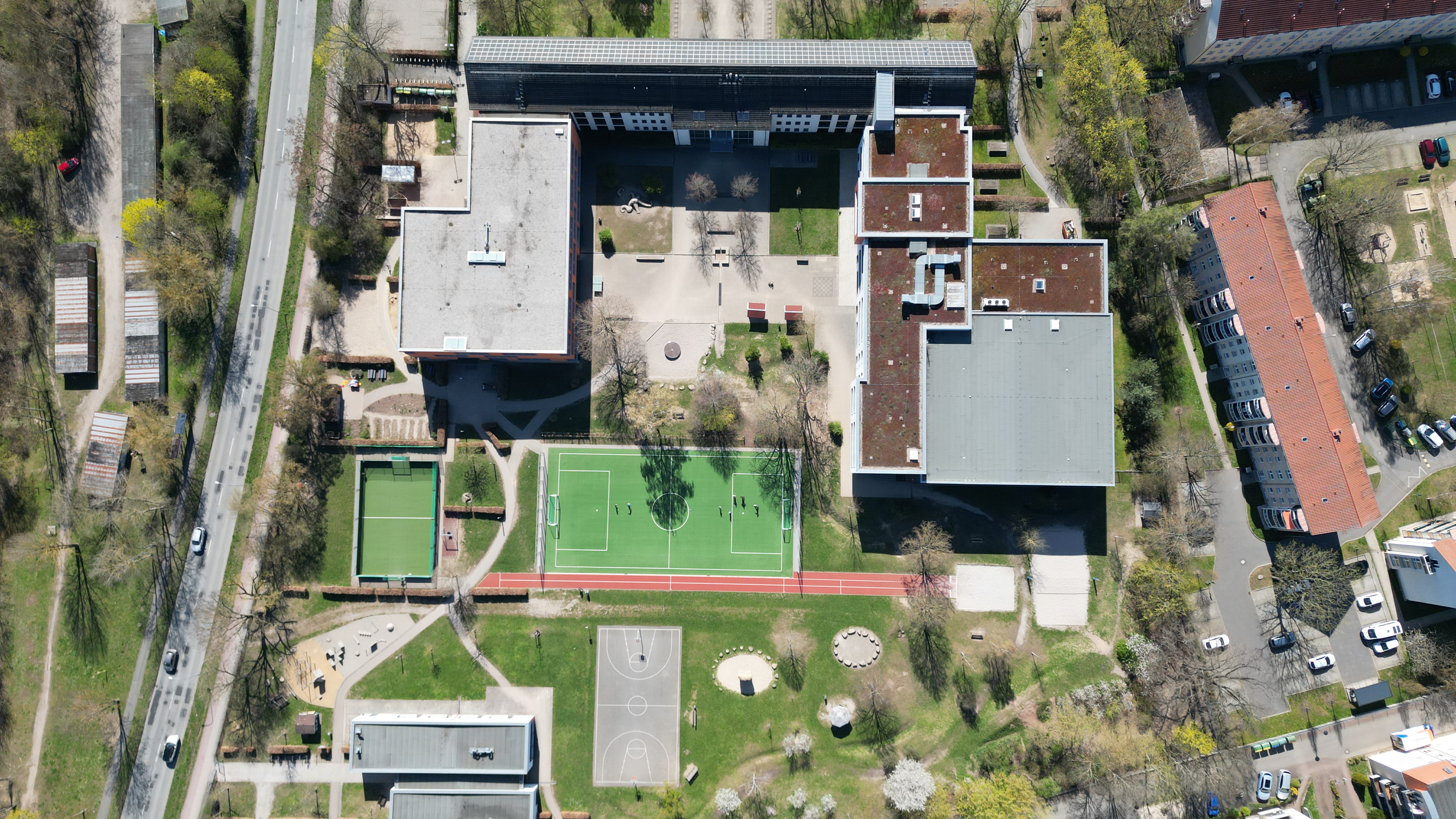 Kommunale Immobilien Jena Das Bild zeigt den fertigen Kunstrasenplatz aus der Vogelperspektive.