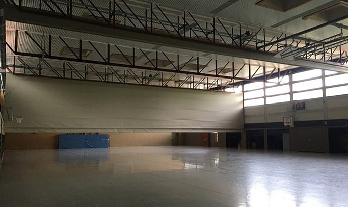 Das Bild zeigt eine Sporthalle von innen.