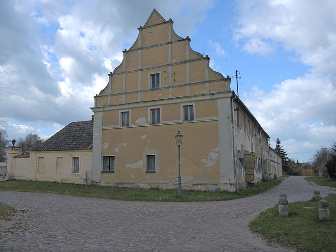 Das Bild zeigt ein baufälliges historisch anmutendes Gebäude.