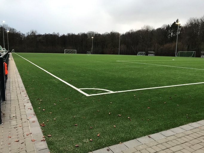 Das Bild zeigt einen Fußballplatz aus der Eckperspektive.