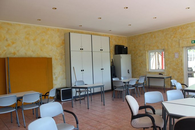 Das Bild zeigt einen Innenraum mit verschiedenen Möbeln.