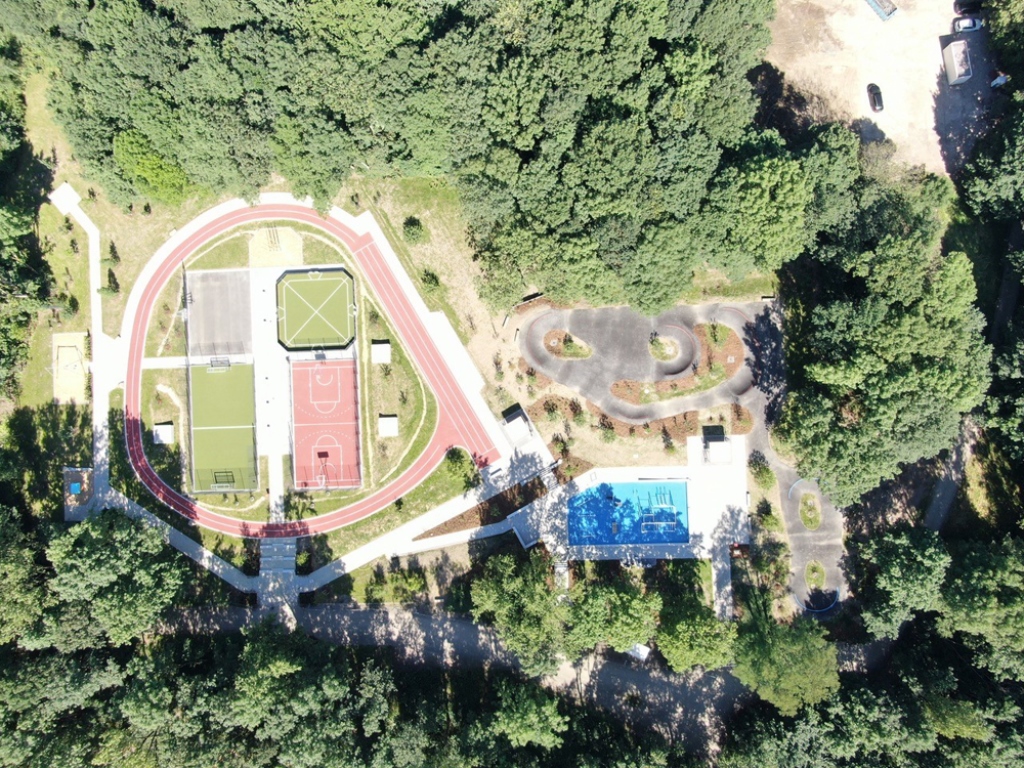 Das Bild zeigt eine Luftaufnahme von Grünanlagen mit Sportfelder.