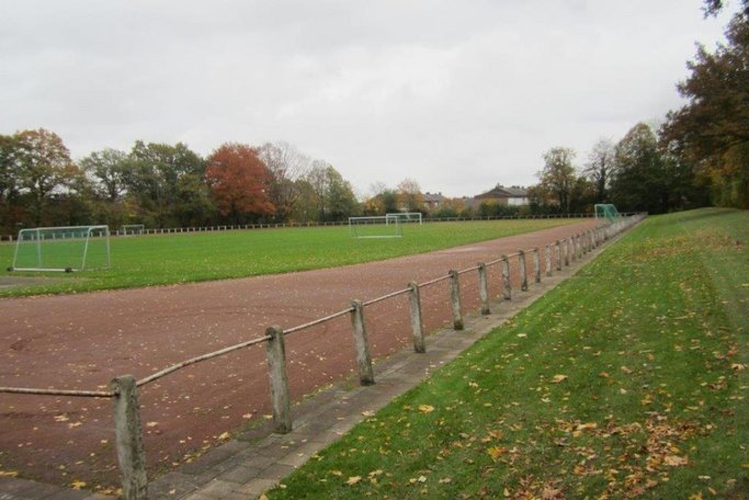Das Bild zeigt einen Sportplatz.