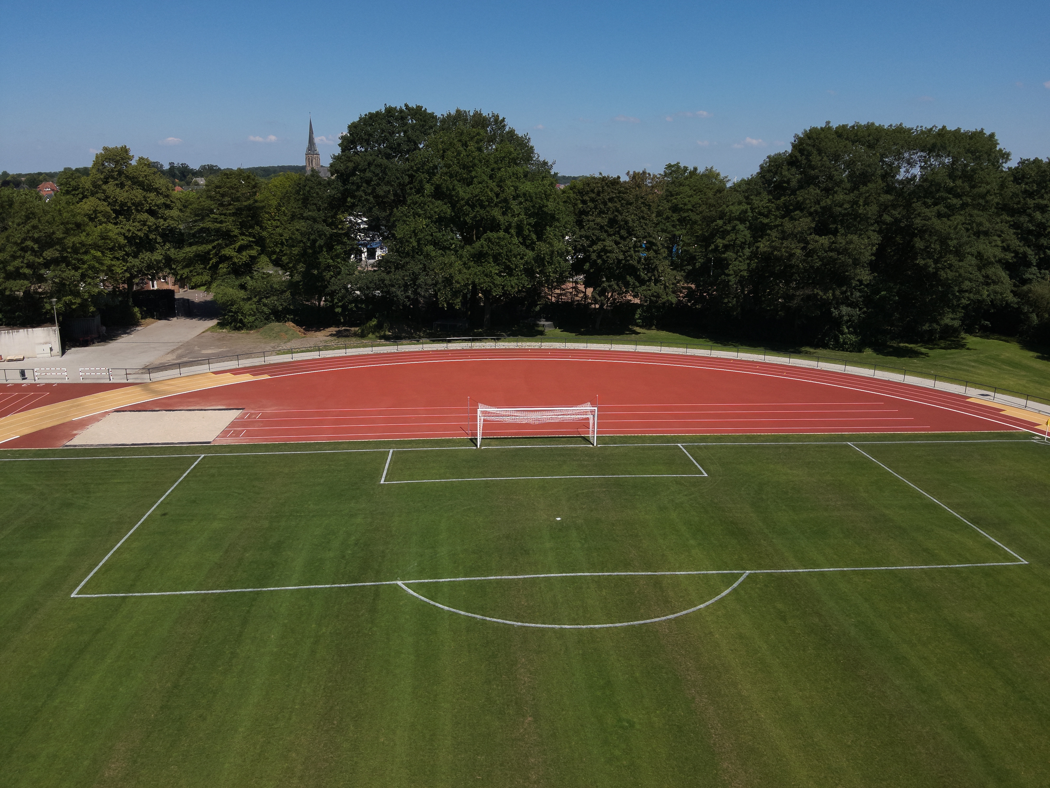 Kreisstadt Steinfurt, Jochen Lensker Auf dem Bild sieht man einen Teil des Fußballfeldes und der Tartanbahn.