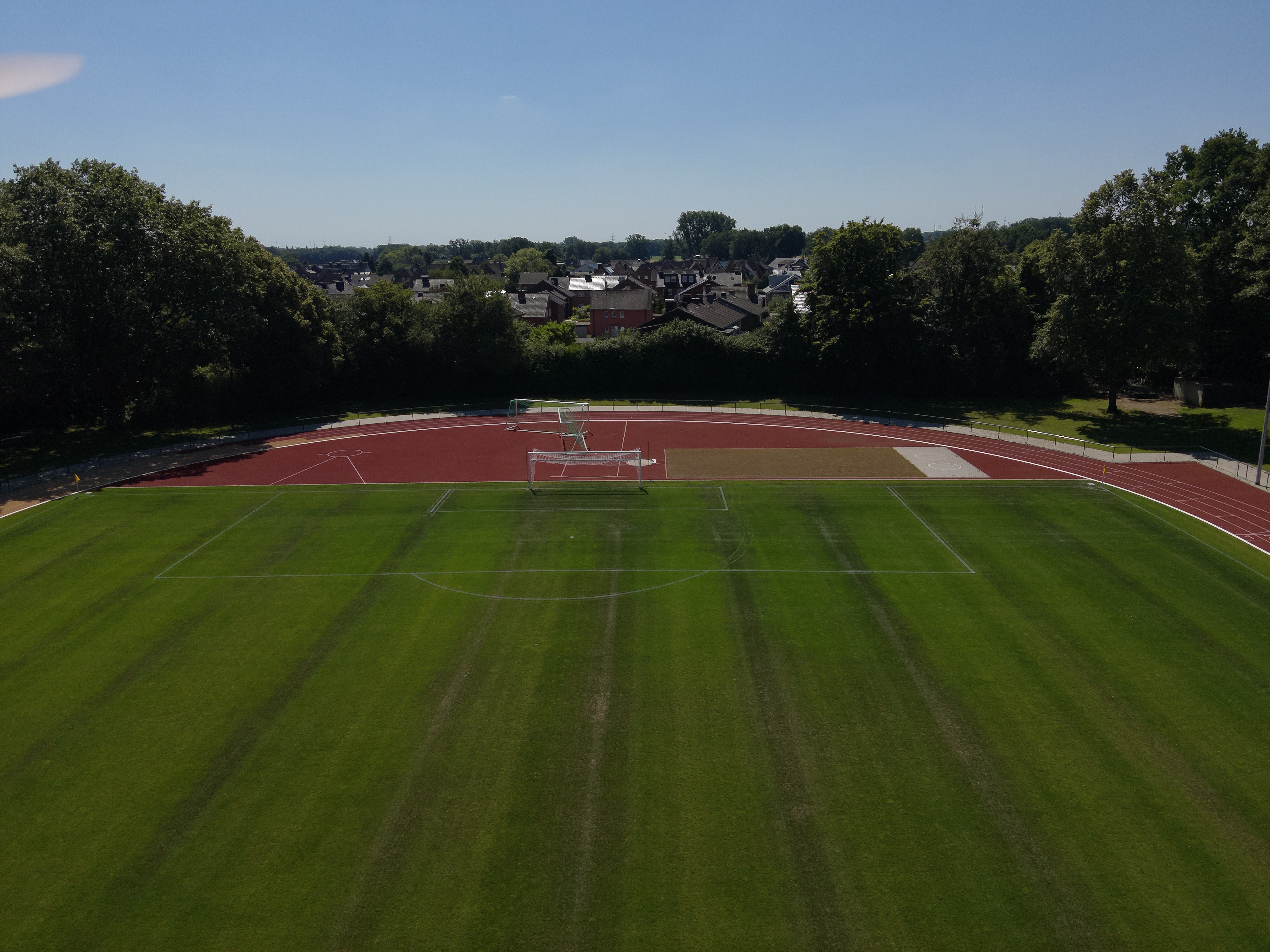 Kreisstadt Steinfurt, Jochen Lensker Das Bild zeigt einen Teil des Fußballfeldes und einen Teil der Tartanbahn.