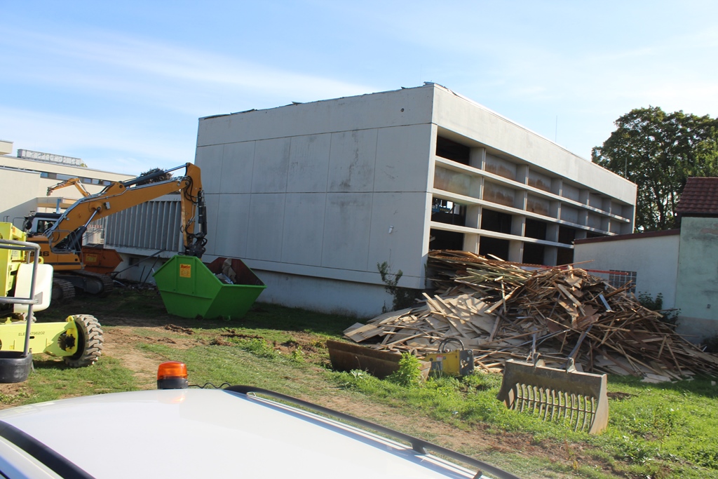 Das Bild zeigt ein Gebäude das gerade abgerissen wird.