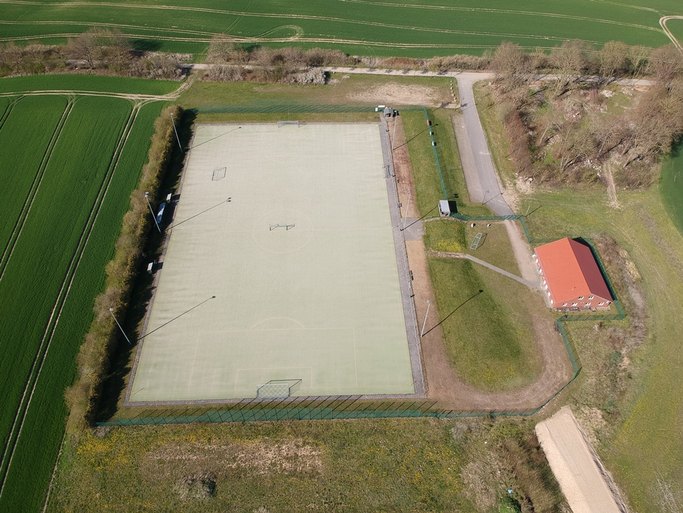 Das Bild zeigt die Luftaufnahme eines Sportplatzgeländes.