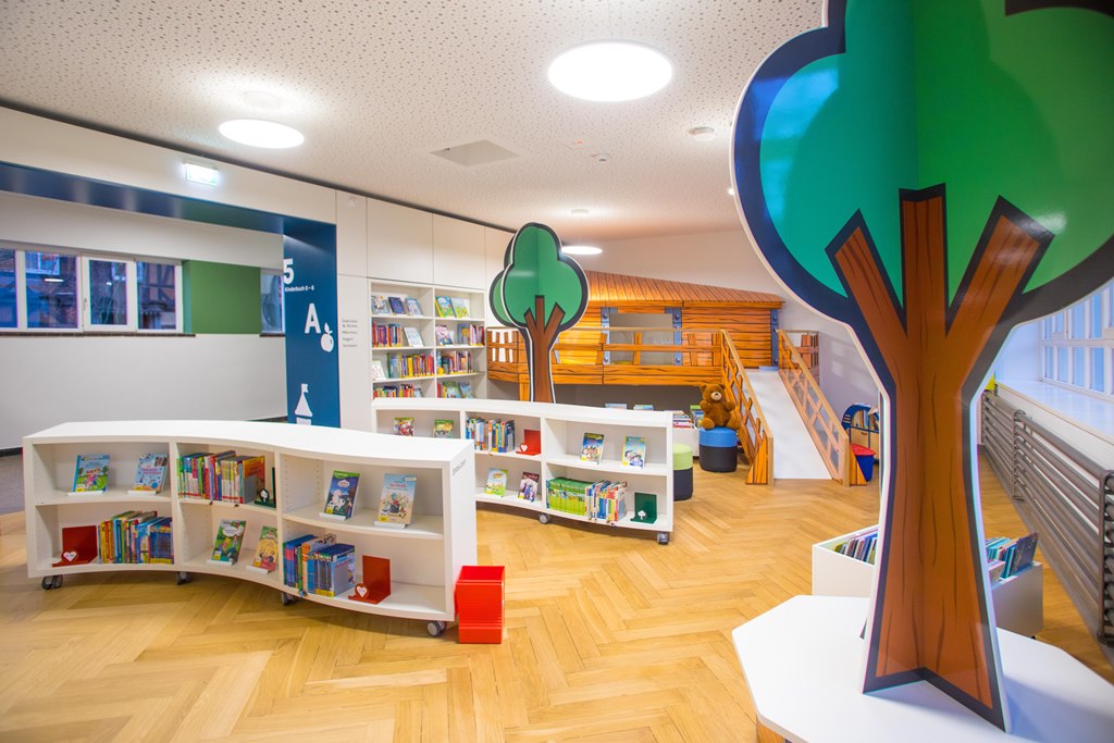 Das Bild zeigt den Kinderbereich der Bücherei.