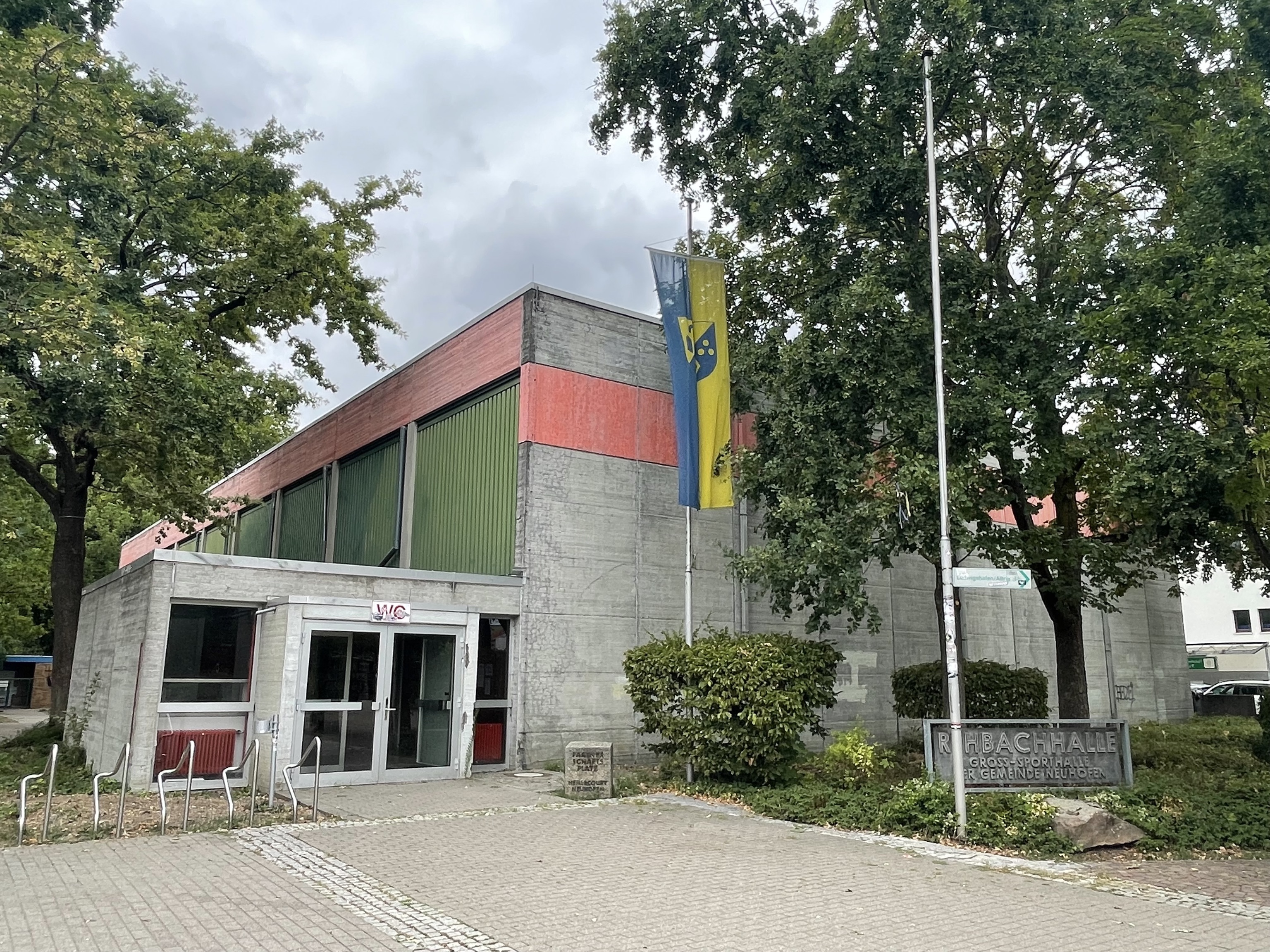 Quelle: S. Nuccio Das Bild zeigt den Haupteingang der Halle. Der Eingangsbereich ist sanierungsbedürftig.