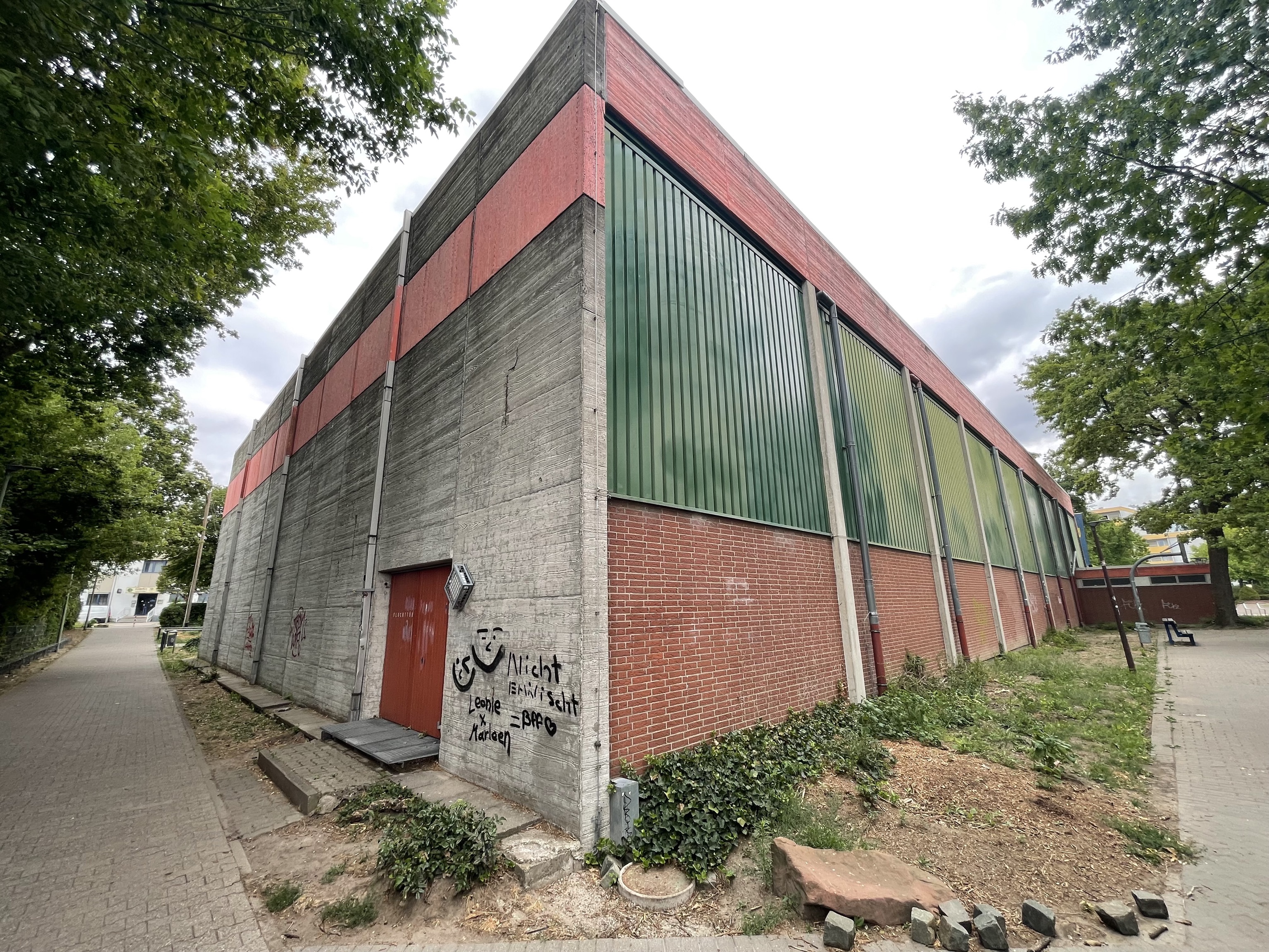 Quelle: S. Nuccio Das Bild zeigt eine sanierungsbedürftige Halle. Das Foto wurde aus süd-westlicher Ansicht aufgenommen.