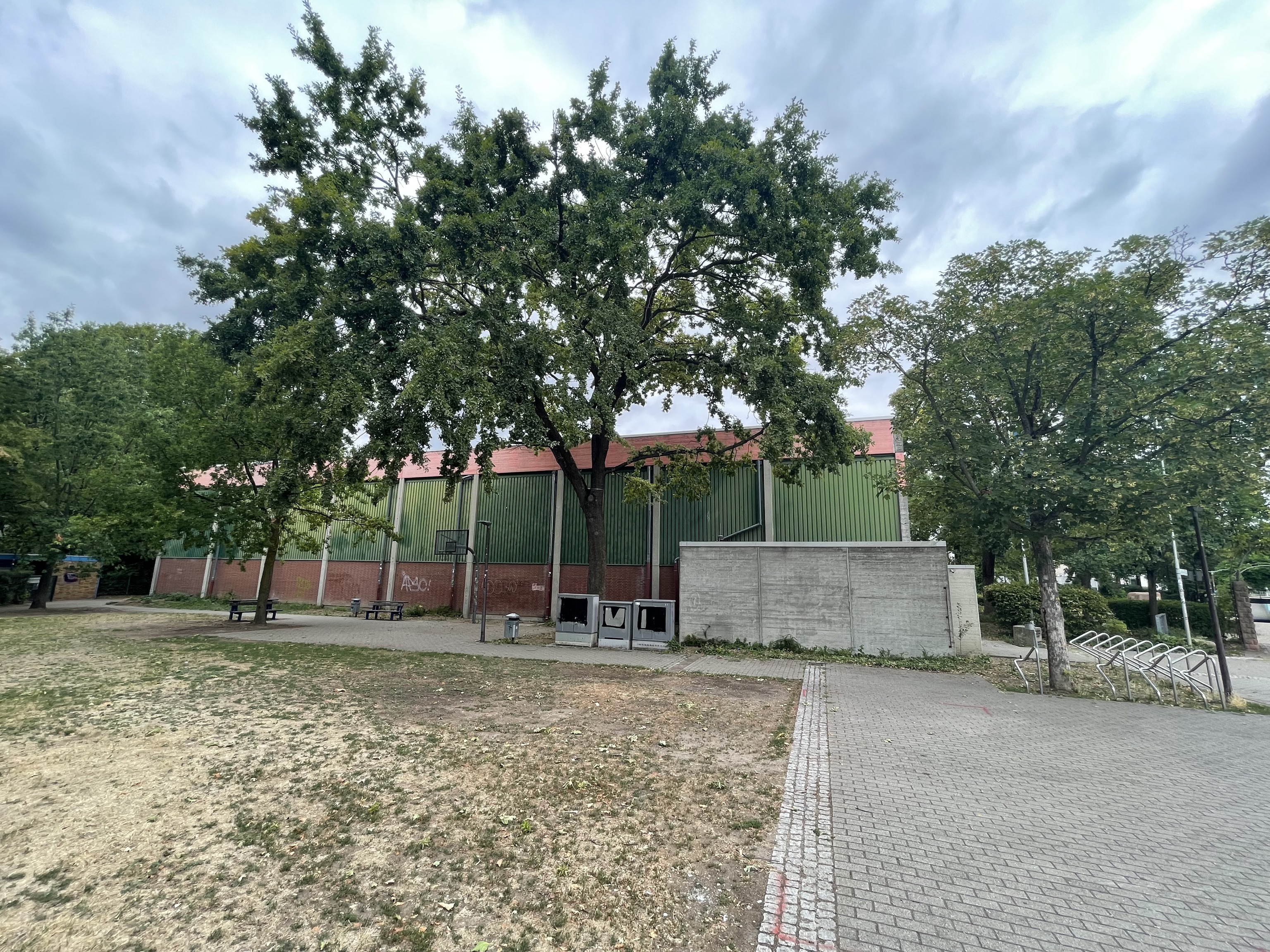 Quelle: S. Nuccio Das Bild zeigt die südliche Ansicht einer sanierungsbedürftigen Halle.