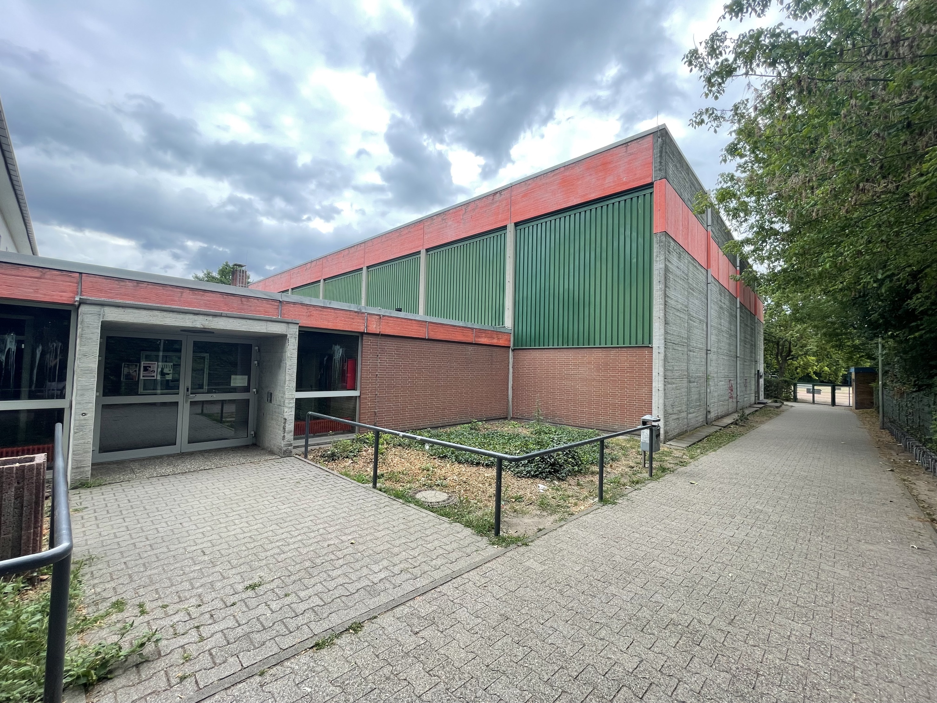 Quelle: S. Nuccio Das Bild zeigt die Westansicht einer sanierungsbedürftigen Halle.