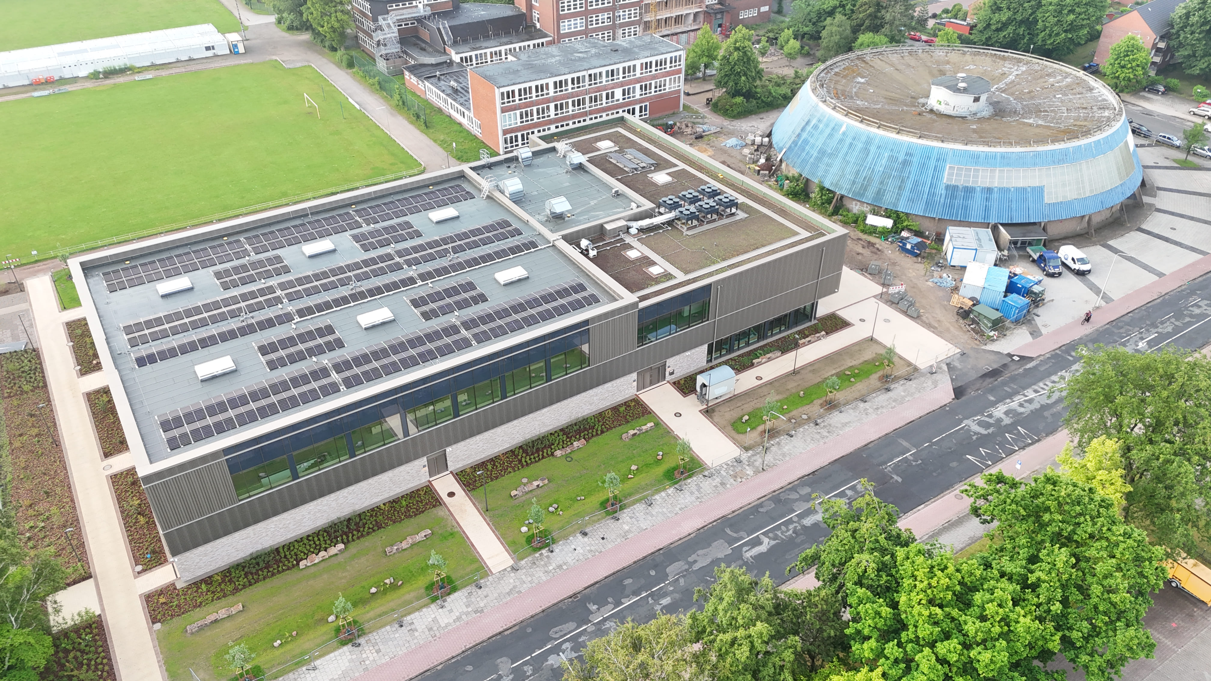 Landkreis Cuxhaven Das Bild zeigt eine Luftaufnahme, des sanierten Gebäudes. Das Drohnenbild stellt das Hauptgebäude in den Vordergrund.