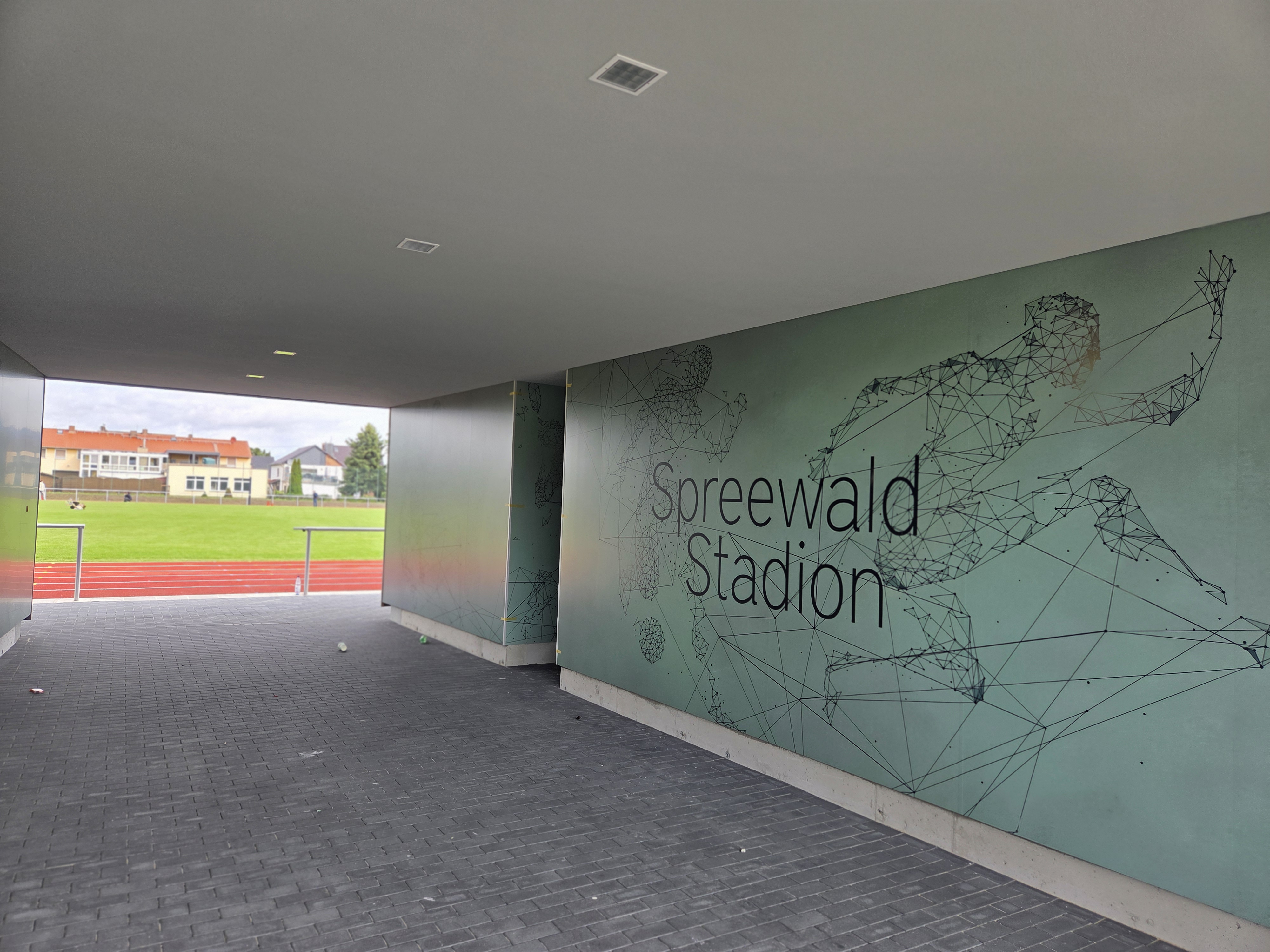 Stadt Lübbenau/Spreewald Das Bild zeigt einen Durchgang zum inneren des Sportstadiums. Auf der Wand erkennt man den Schriftzug "Spreewald-Stadion"