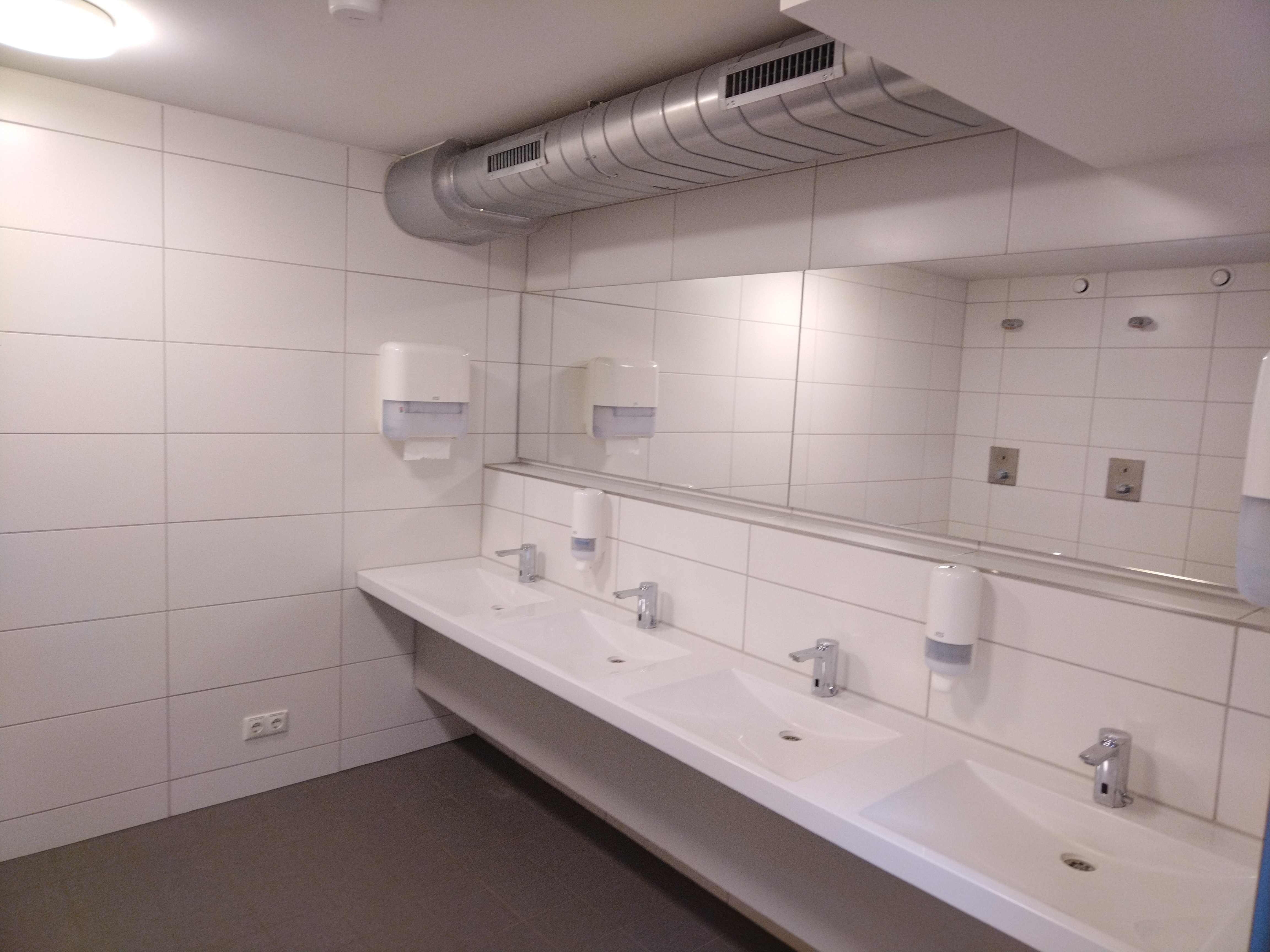 Stadt Stadtbergen Das Bild zeigt ein saniertes Bad mit Waschbecken und großen Spiegeln an der Wand.