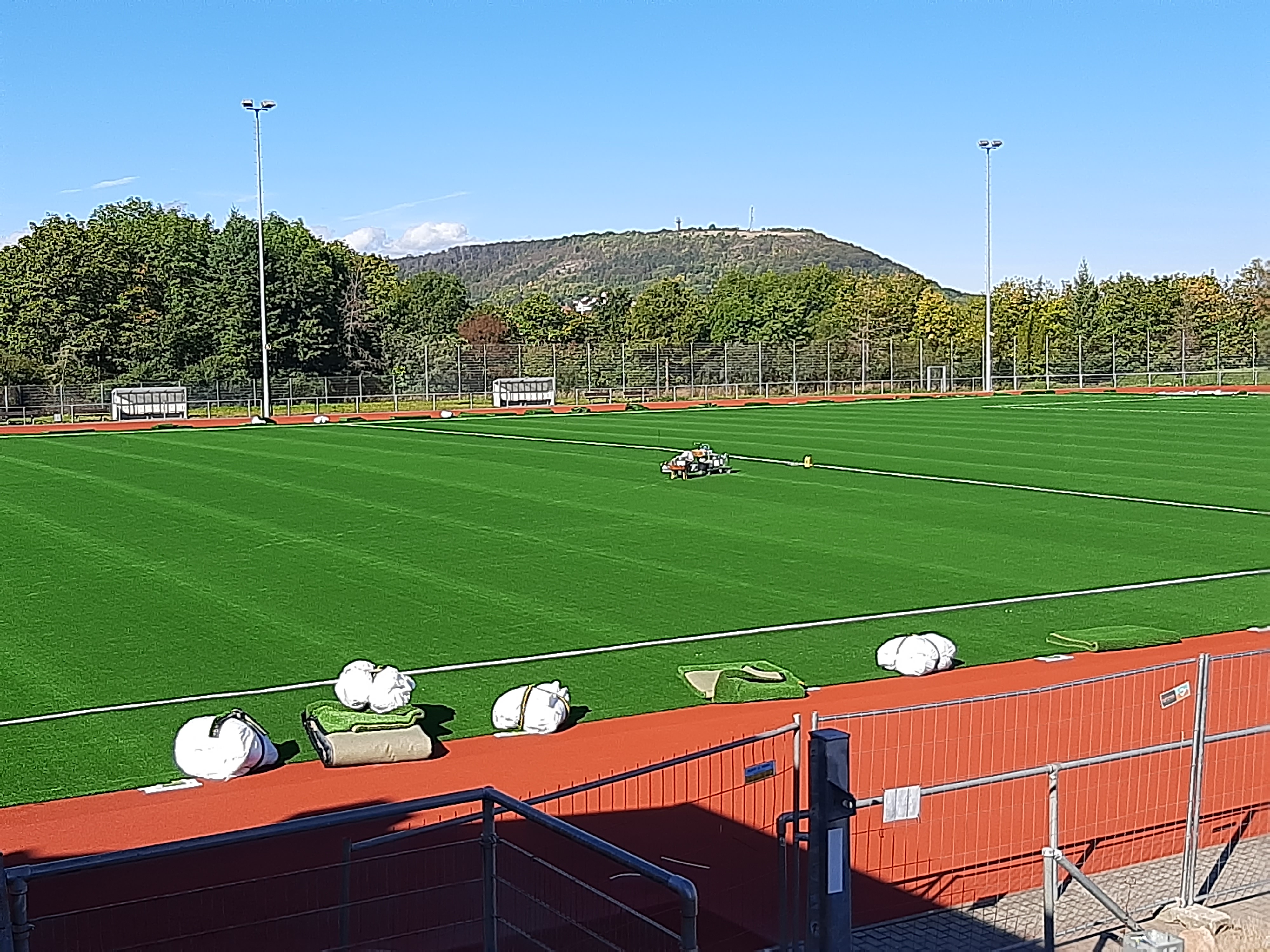 Man sieht einen Fußballplatz mit einem neuen Kunstrasen. 