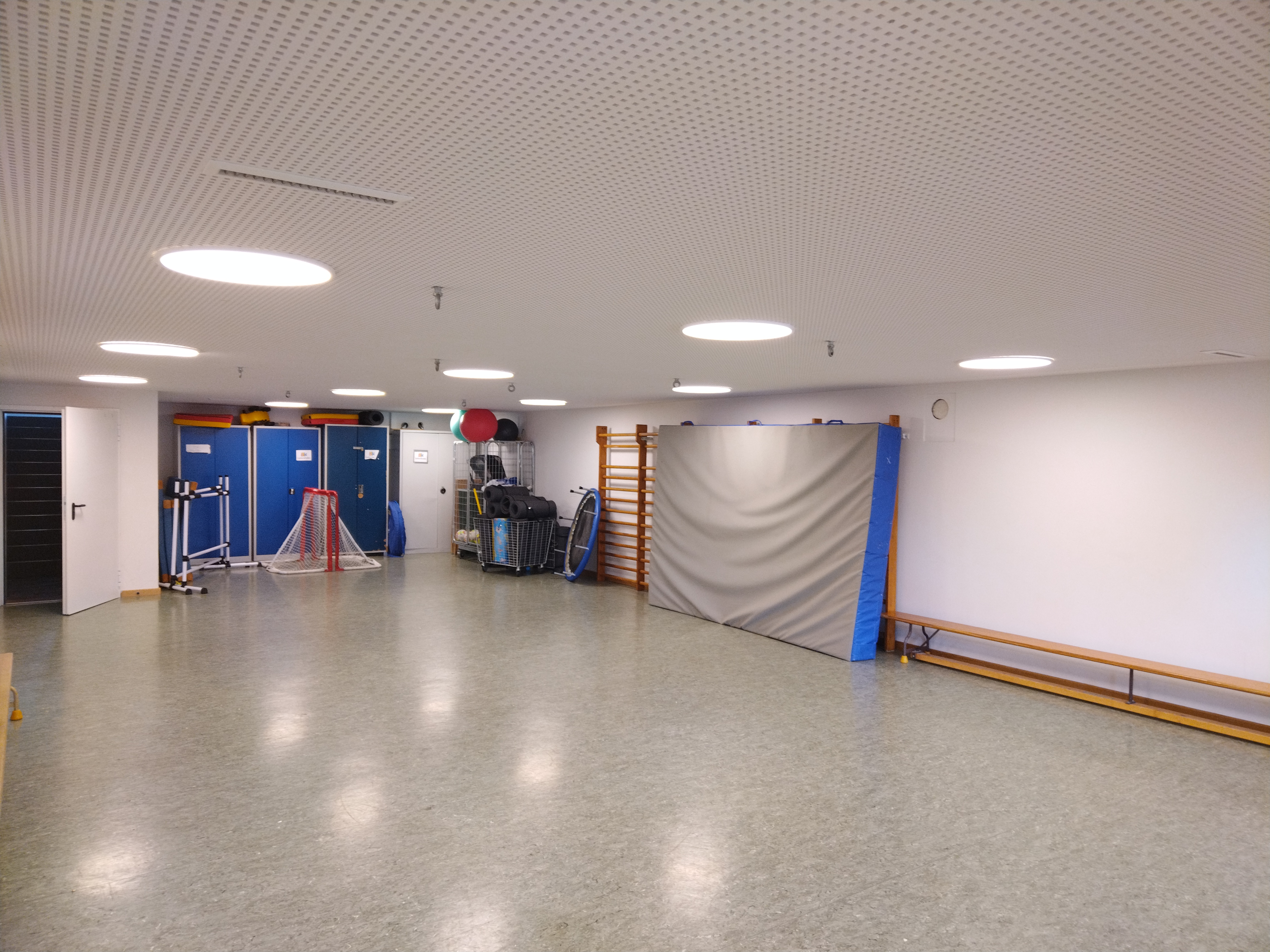 Stadt Stadtbergen Das Bild zeigt einen Gymnastikraum von innen. Man erkennt eine Sprossenwand und eine blaue Turnmatte.