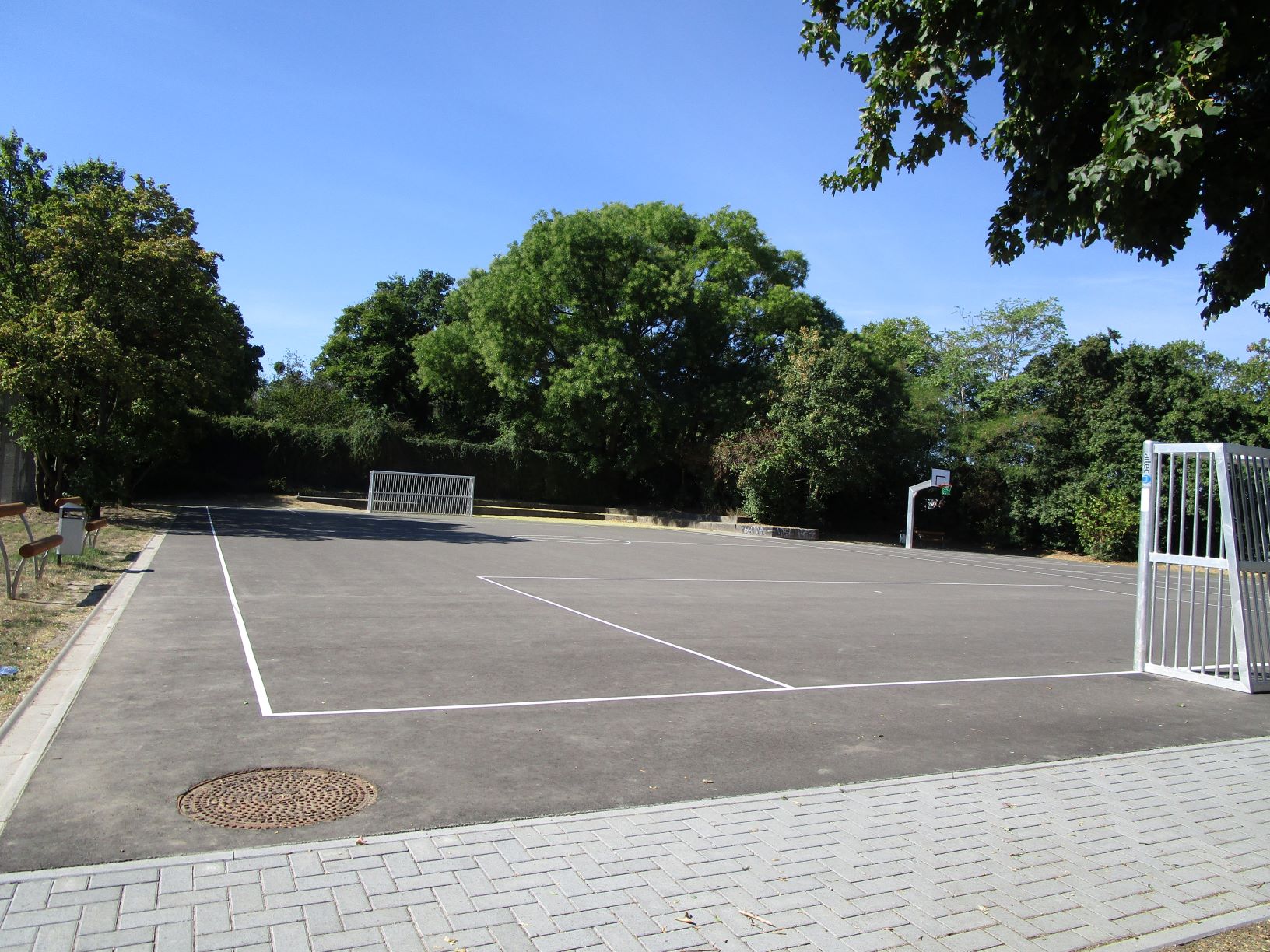 Das Bild zeigt den fertig sanierten Basketballplatz.