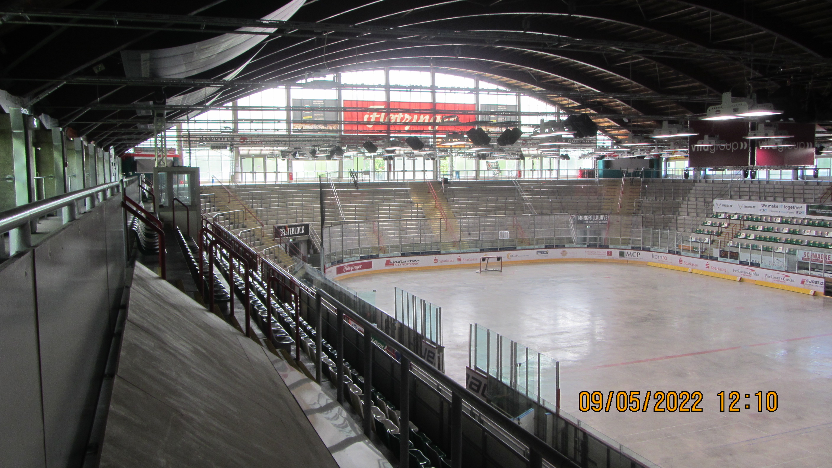Man sieht eine leere Eishockey-Halle