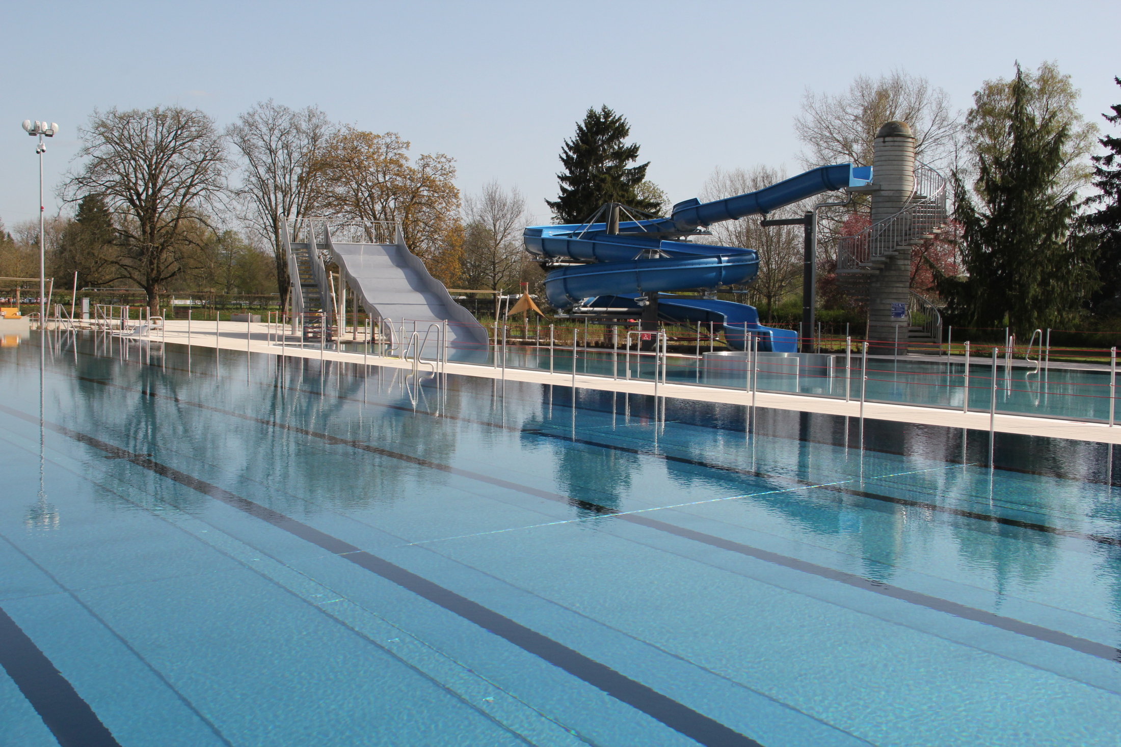 Das Bild zeigt das neue Schwimmerbecken. Dahinter sind auch neue große Rutschen zu sehen.