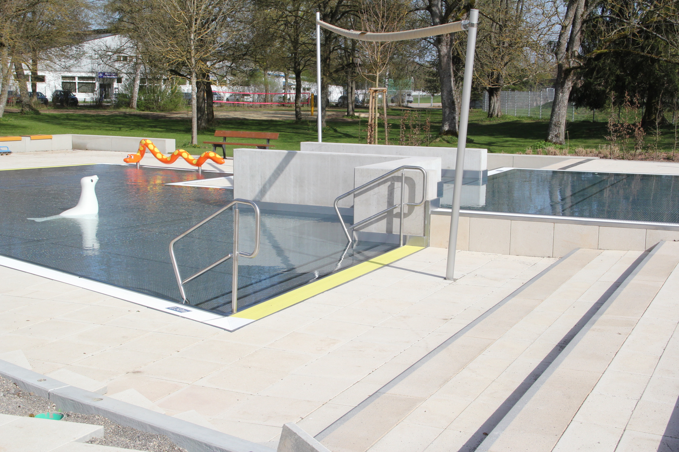 Das Bild zeigt das neue Kinderbecken mit Spiel- und Wasserfiguren.