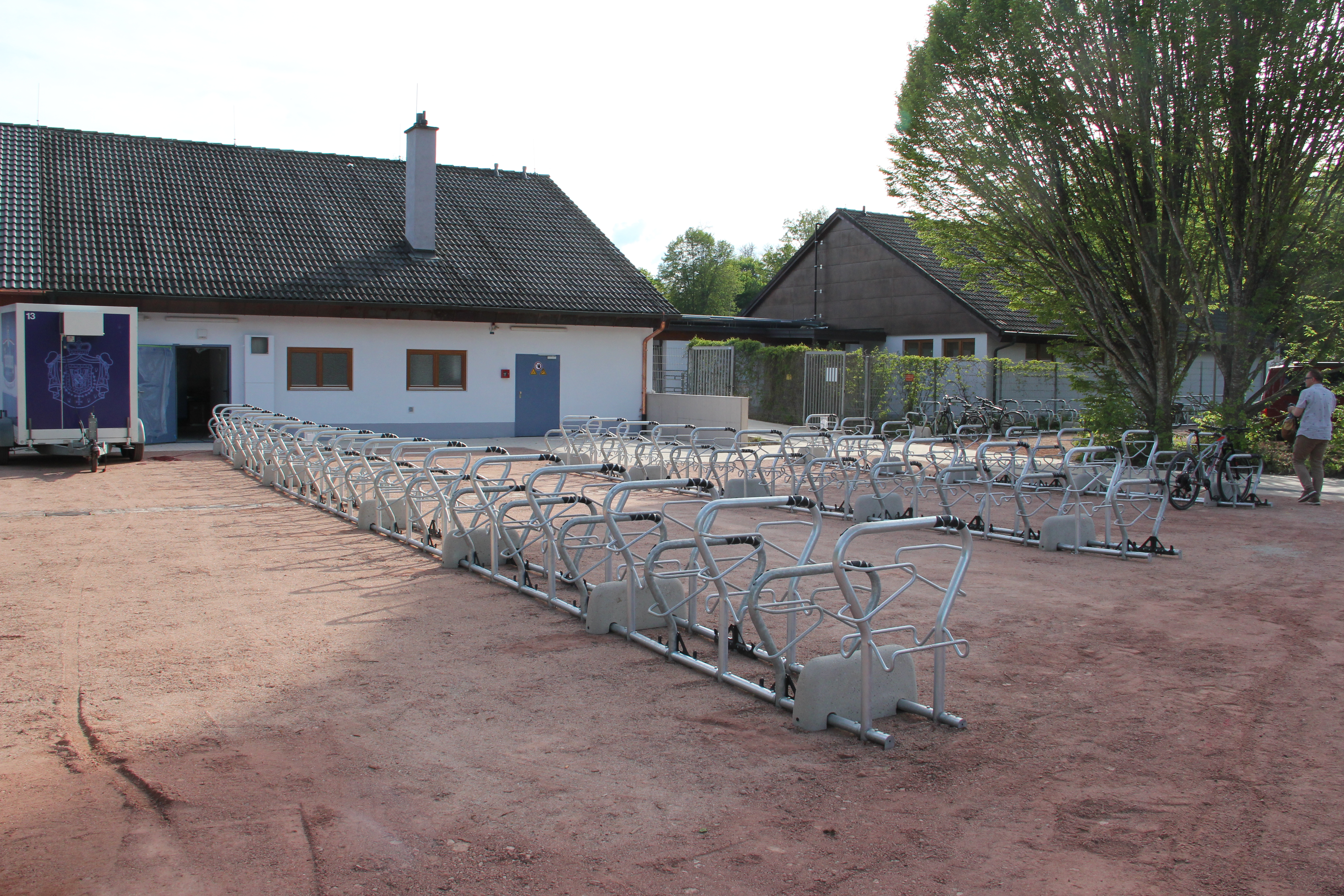 Das Bild zeigt die neuen Fahrradabstellplätze auf dem Freibadgelände.
