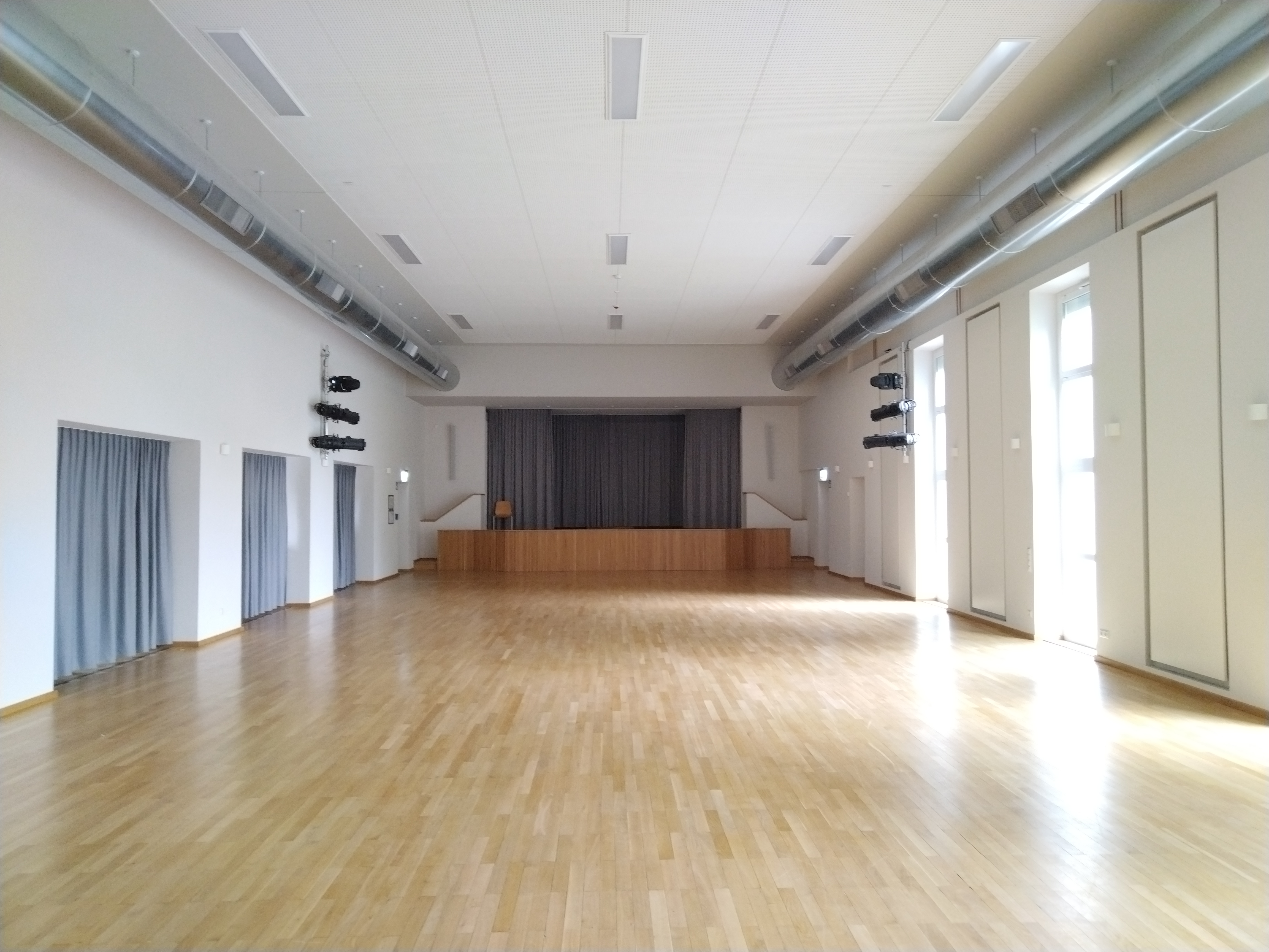 Stadt Stadtbergen Das Bild zeigt eine sanierte Mehrzweckhalle. Zu erkennen ist die Halle von innen.