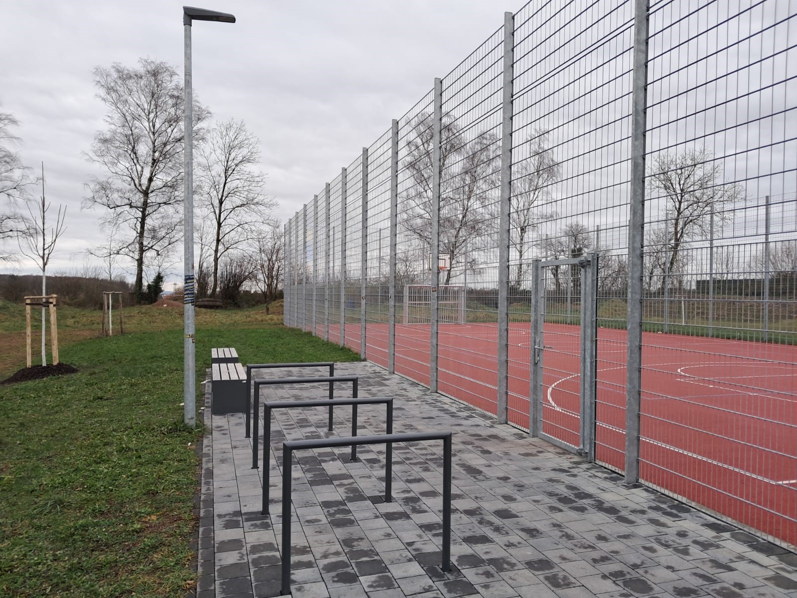 Christian Kohl, Stadt Blieskastel Das Bild zeigt eine seitliche Ansicht des Multifunktionsfeldes. Zu erkennen ist das Abfanggitter und das Feld.